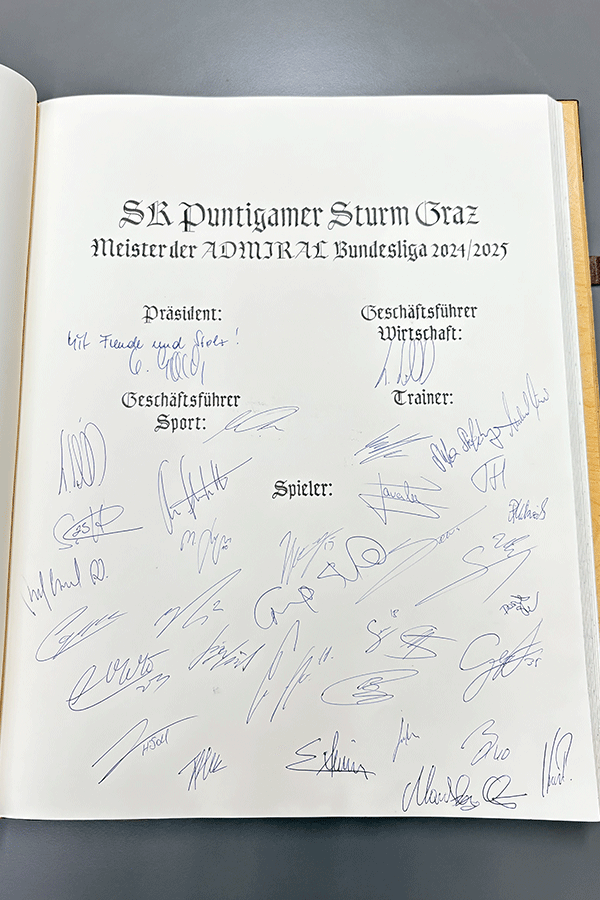 Die Unterschriften von Spielern, Trainern, Präsident und Geschäftsführung.