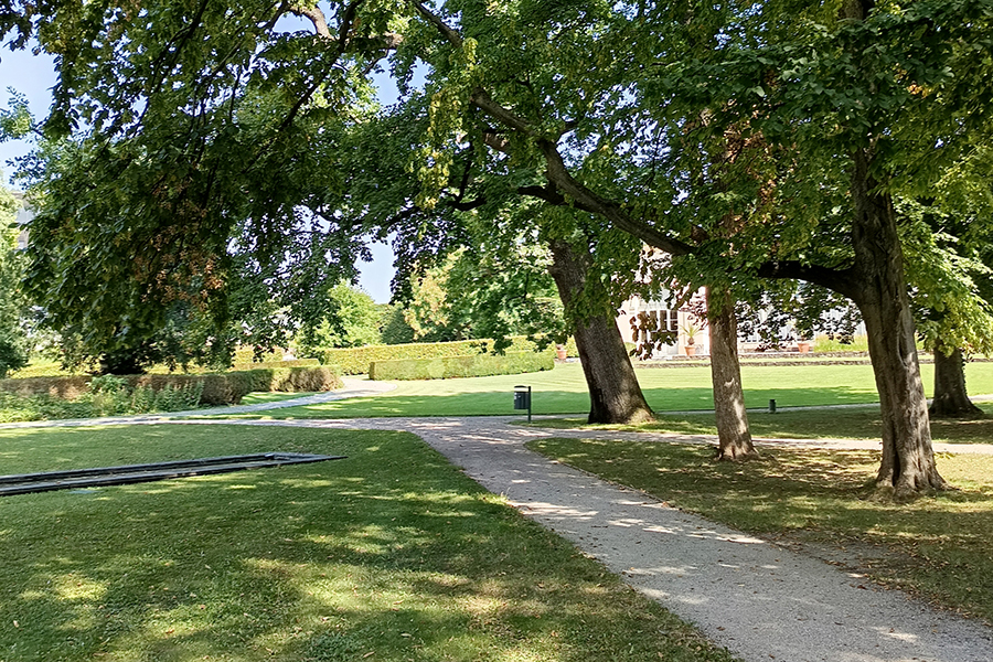 Im Burggarten den Schatten genießen.
