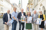 Andrea Keimel (rechts, Wirtschaftsabteilung) und Max Mazelle (links, Abteilung für Kommunikation) freuen sich über den Kickoff der Kampagne