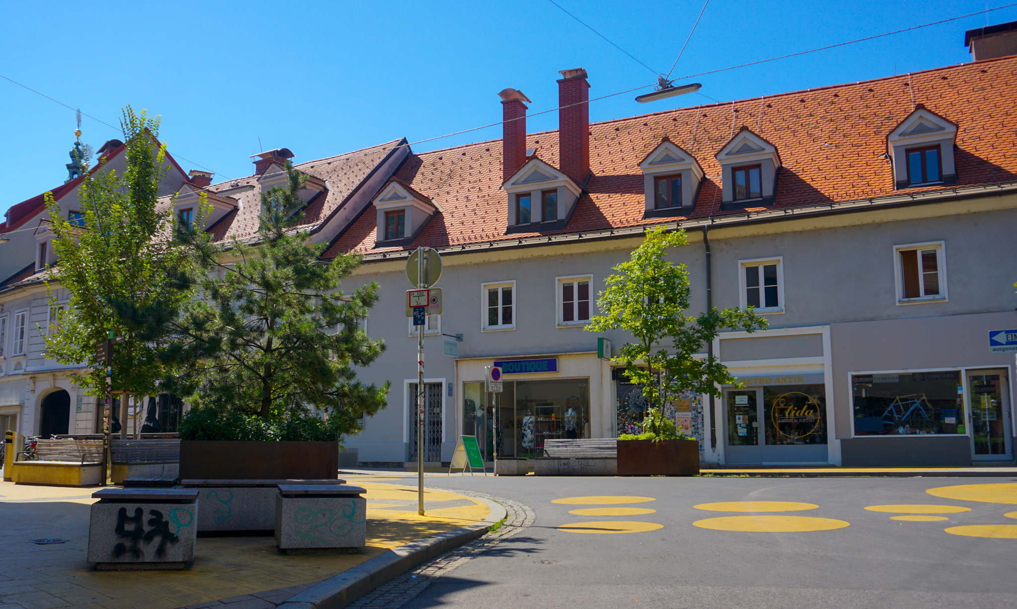 Kreuzung Lendplatz/Stockergasse, Laub- und Nadelbäume in Pflanztrögen