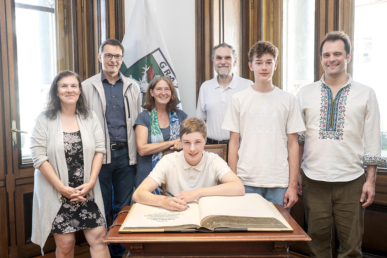 Valentin Glatz trug sich ins Goldene Buch ein