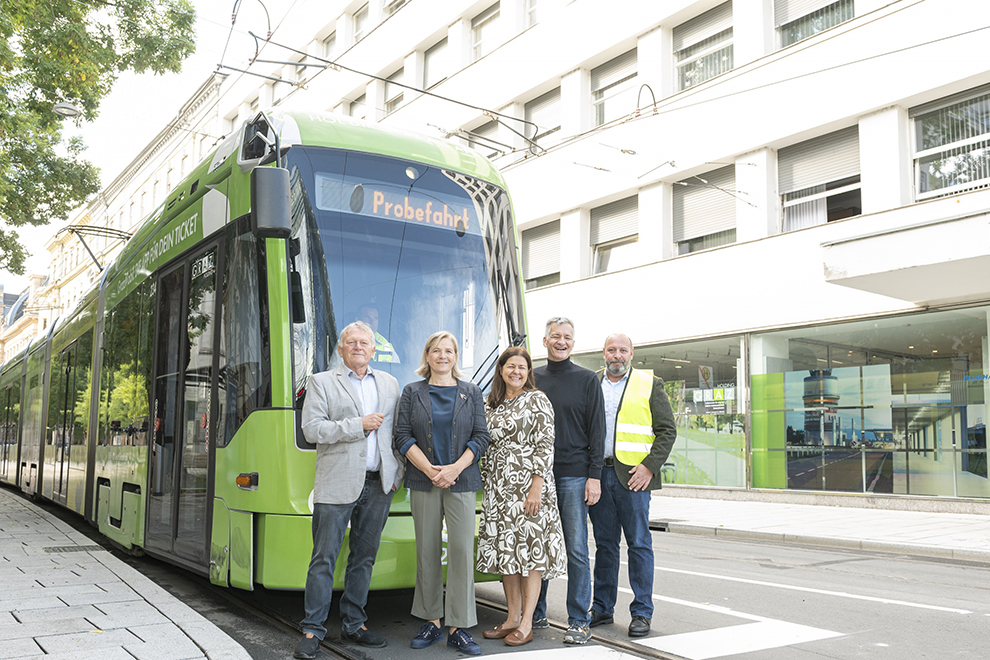 Gute Fahrt! Holding Graz CEO Wolfgang Malik, Vizebürgermeisterin Judith Schwentner, SPÖ-Vorsitzende Doris Kampus, Beteiligungsstadtrat Manfred Eber und Holding Graz Vorstand Mark Perz (v. l.) © Stadt Graz/Fischer Gute Fahrt! Holding Graz CEO Wolfgang Malik, Vizebürgermeisterin Judith Schwentner, SPÖ-Vorsitzende Doris Kampus, Beteiligungsstadtrat Manfred Eber und Holding Graz Vorstand Mark Perz (v. l.)