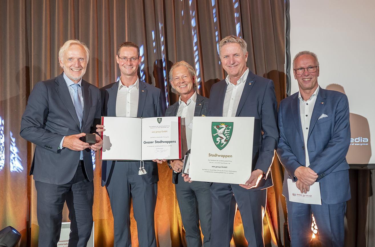 Stadtrat Günter Riegler (l.) verlieht der eee Group anlässlich ihres 25-Jahr-Jubiläums die Berechtigung, das Grazer Stadtwappen führen zu dürfen. Es freuten sich: Co-Owner Stefan Düss, Owner Manfred Brandner, CEO Walter Khom und Co-Owner Wolfgang Schaffer (v. l.)