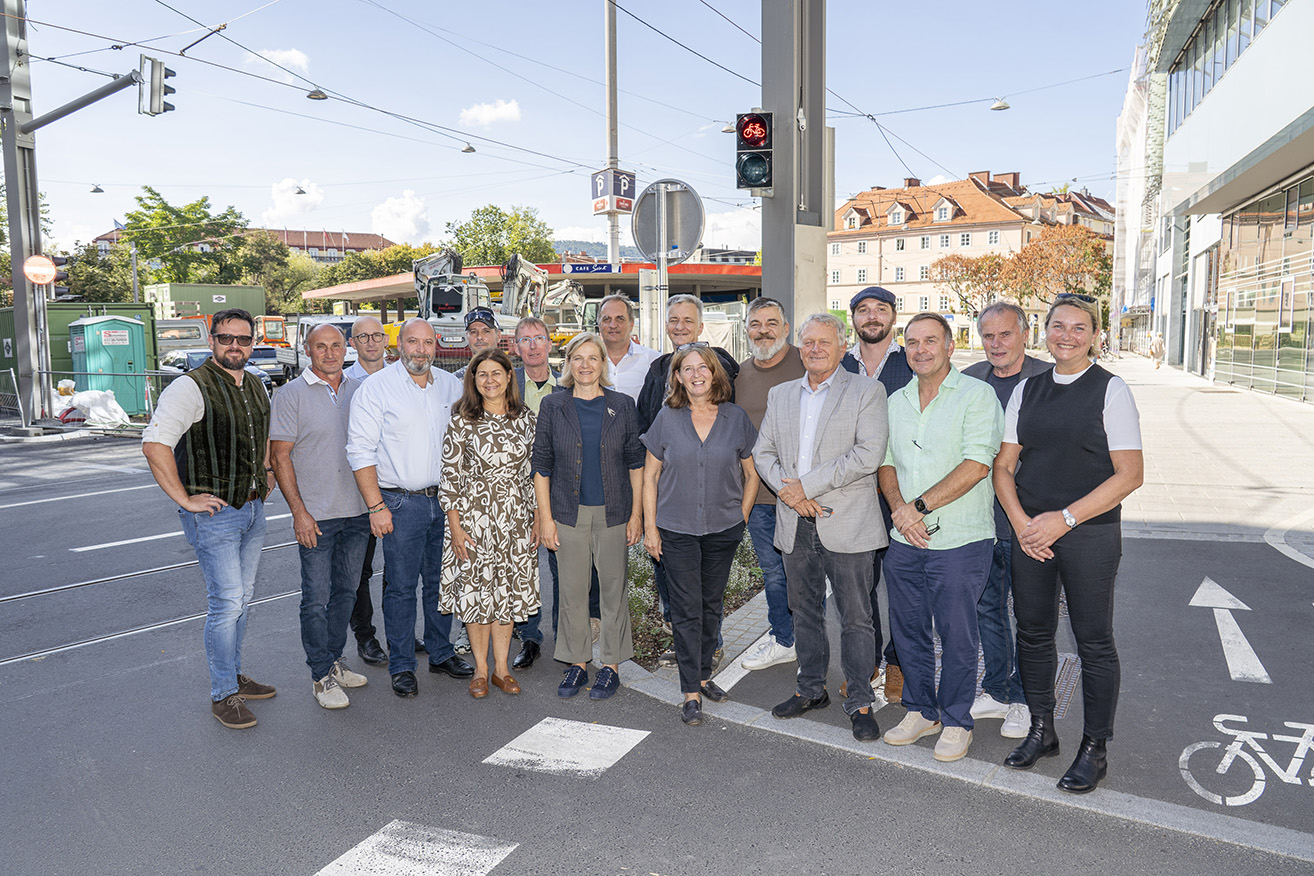 Gleichenfeier und Dankeschön seitens der Vertreter:innen der Stadtpolitik und der Holding Graz sowie der ausführenden Unternehmen. © Stadt Graz/Fischer Gleichenfeier und Dankeschön seitens der Vertreter:innen der Stadtpolitik und der Holding Graz sowie der ausführenden Unternehmen.