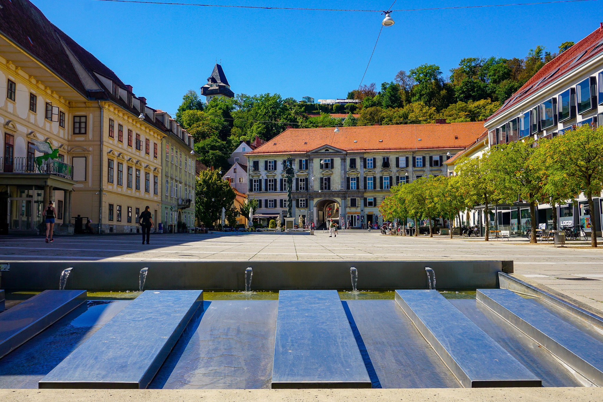Wasserspiel im Osten des Platzes