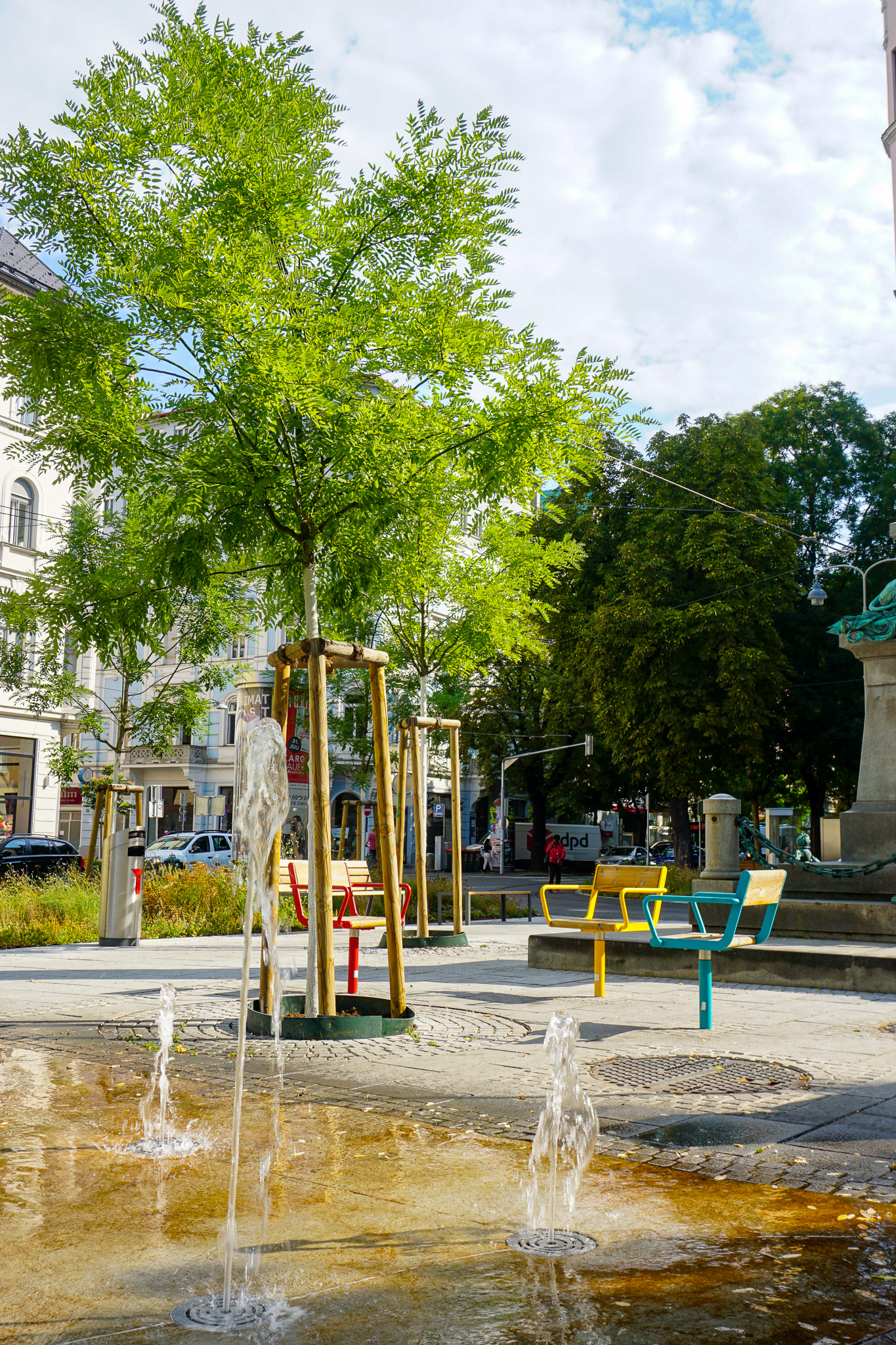 Wasserspiel im Zentrum des Platzes, Neupflanzung japanischer Schnurbaum