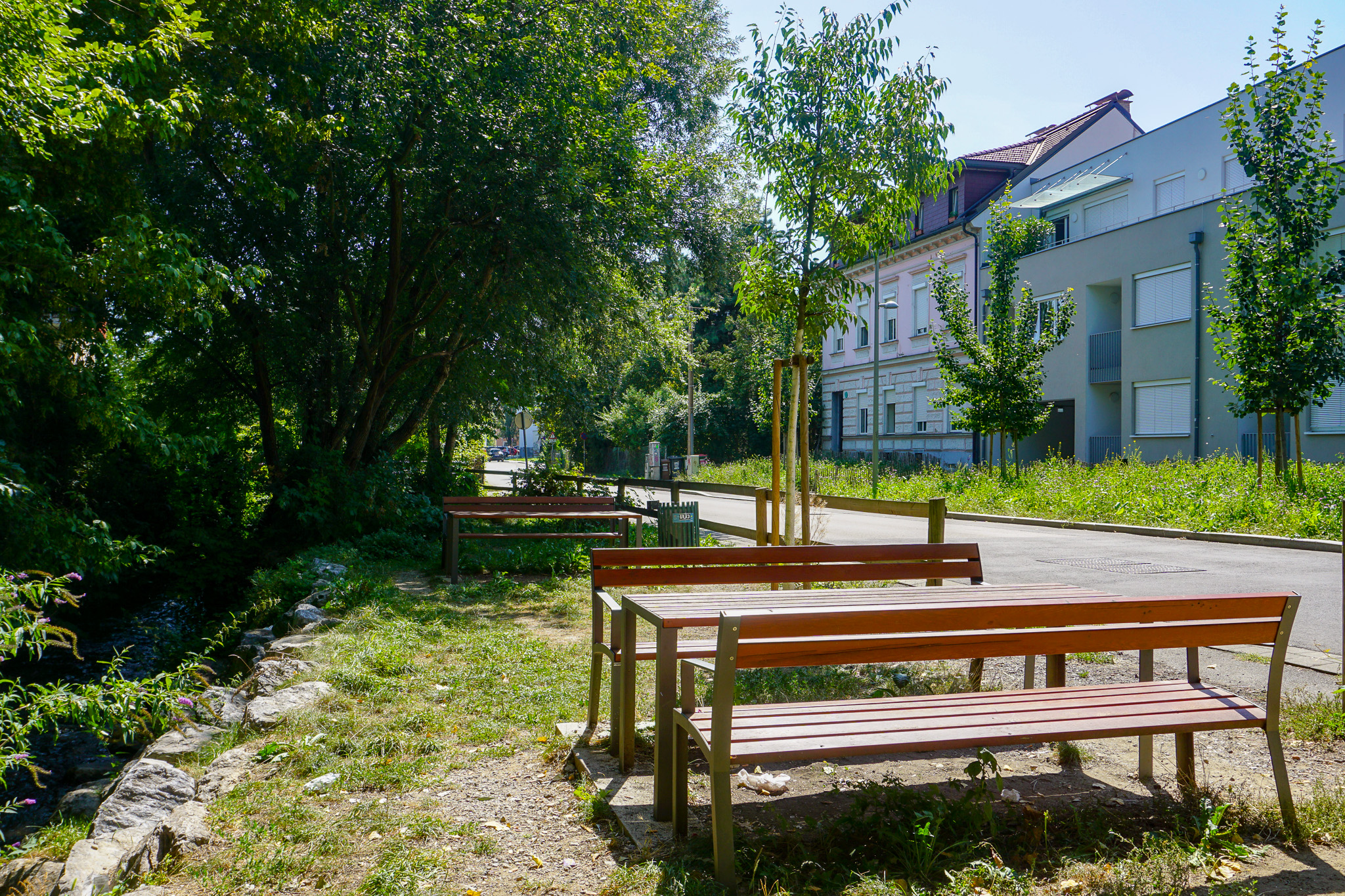 Sitzbank-Tisch-Kombinationen am Schleifbach