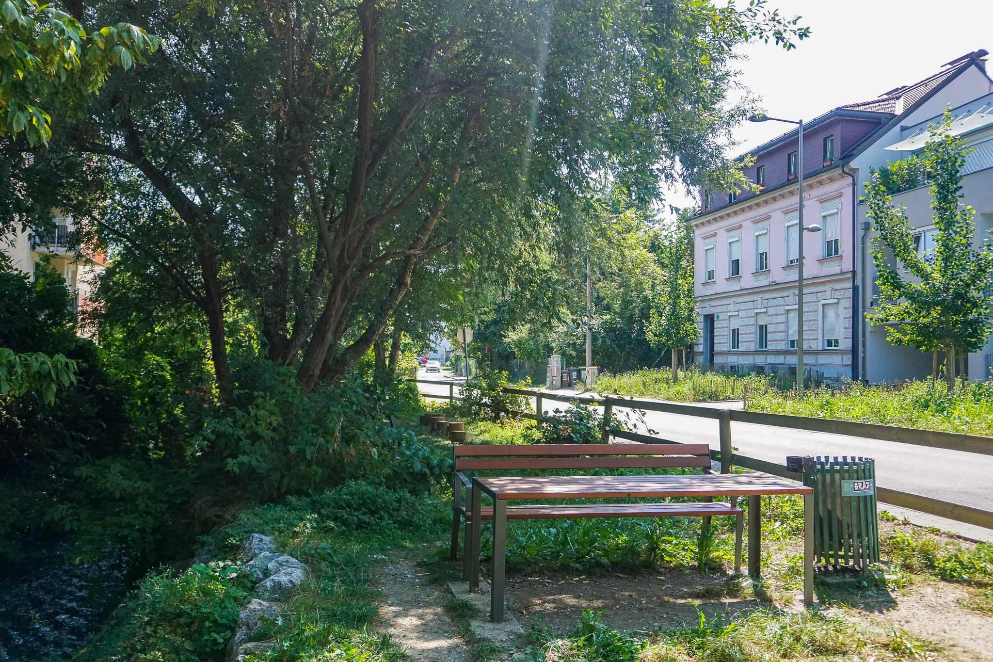 Blick auf den linksseitig verlaufenden Schleifbach