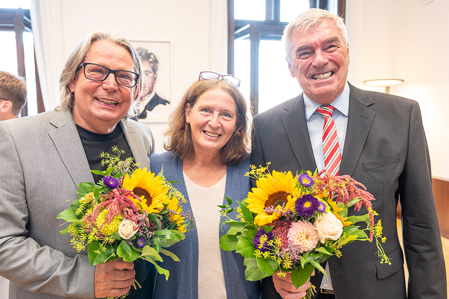 Bürgermeisterin Elke Kahr (Mitte) verlieh das Goldene Ehrenzeichen der Stadt Graz an Werner Miedl (links) und Wolfram Sacherer (rechts).