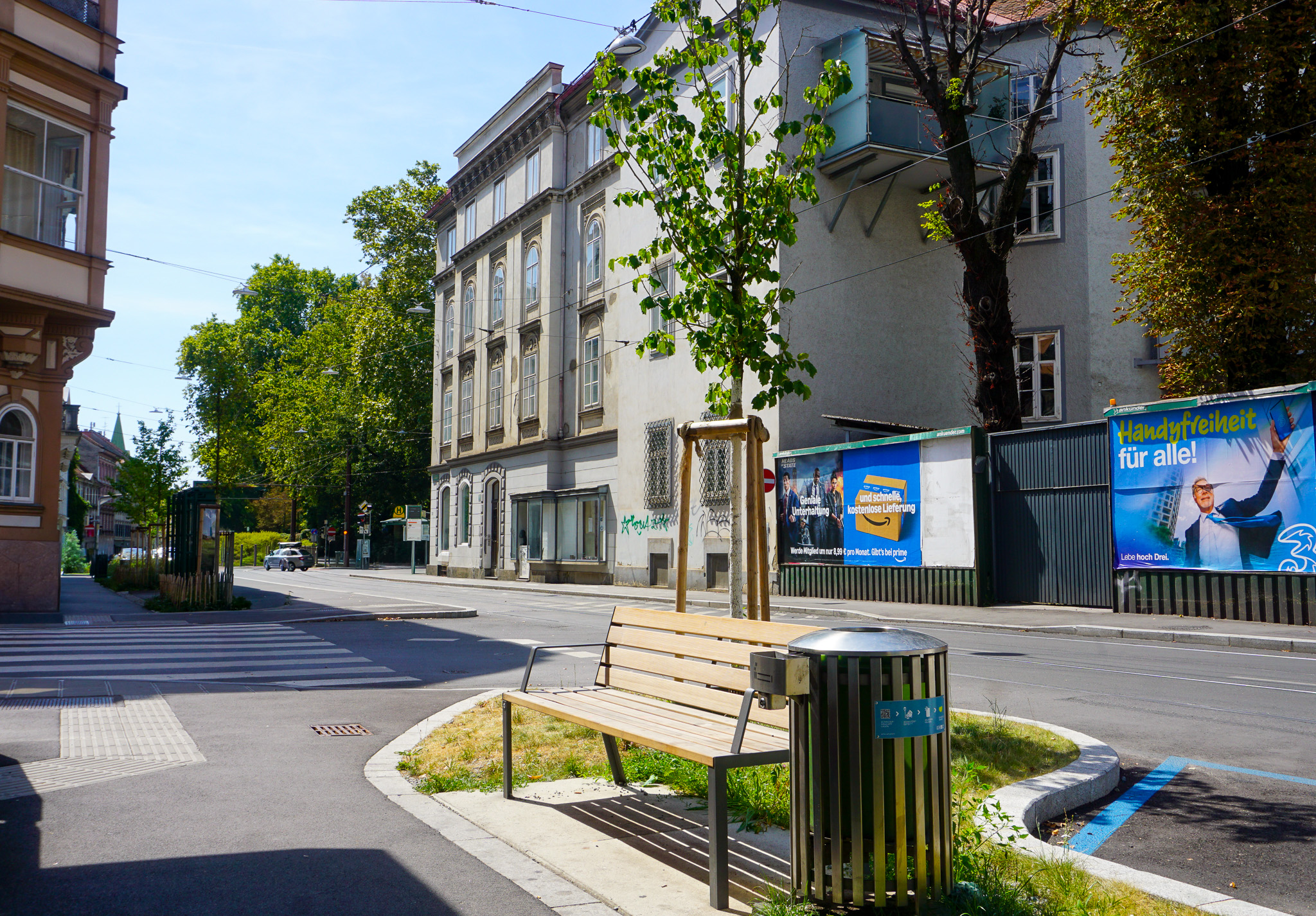 weitere Sitzbank vor dem Spar