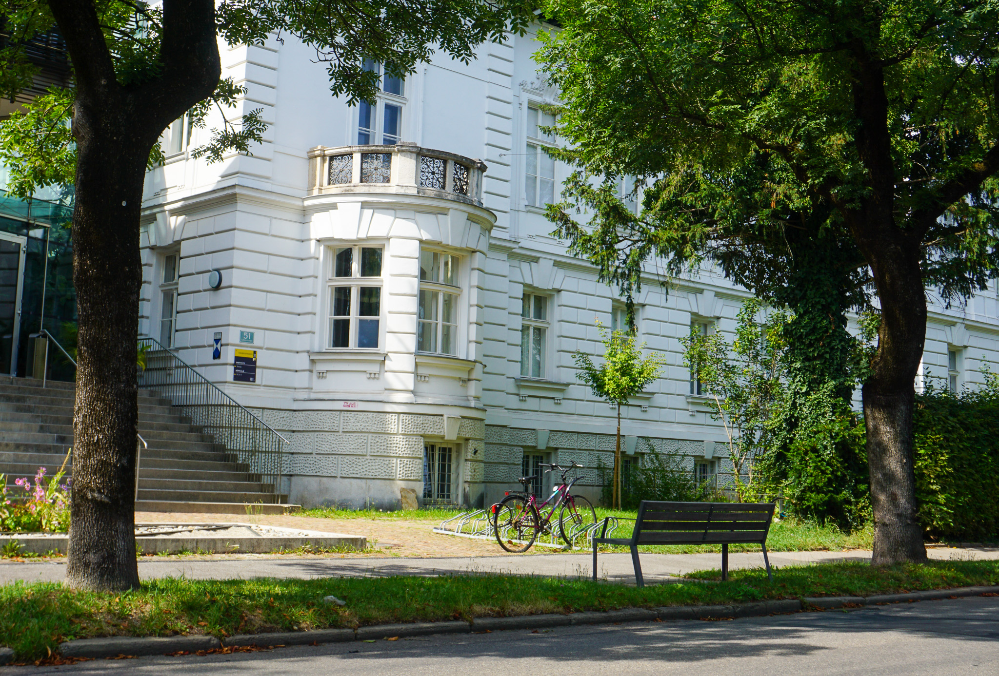 Sitzbank vor dem Institut für Biologie