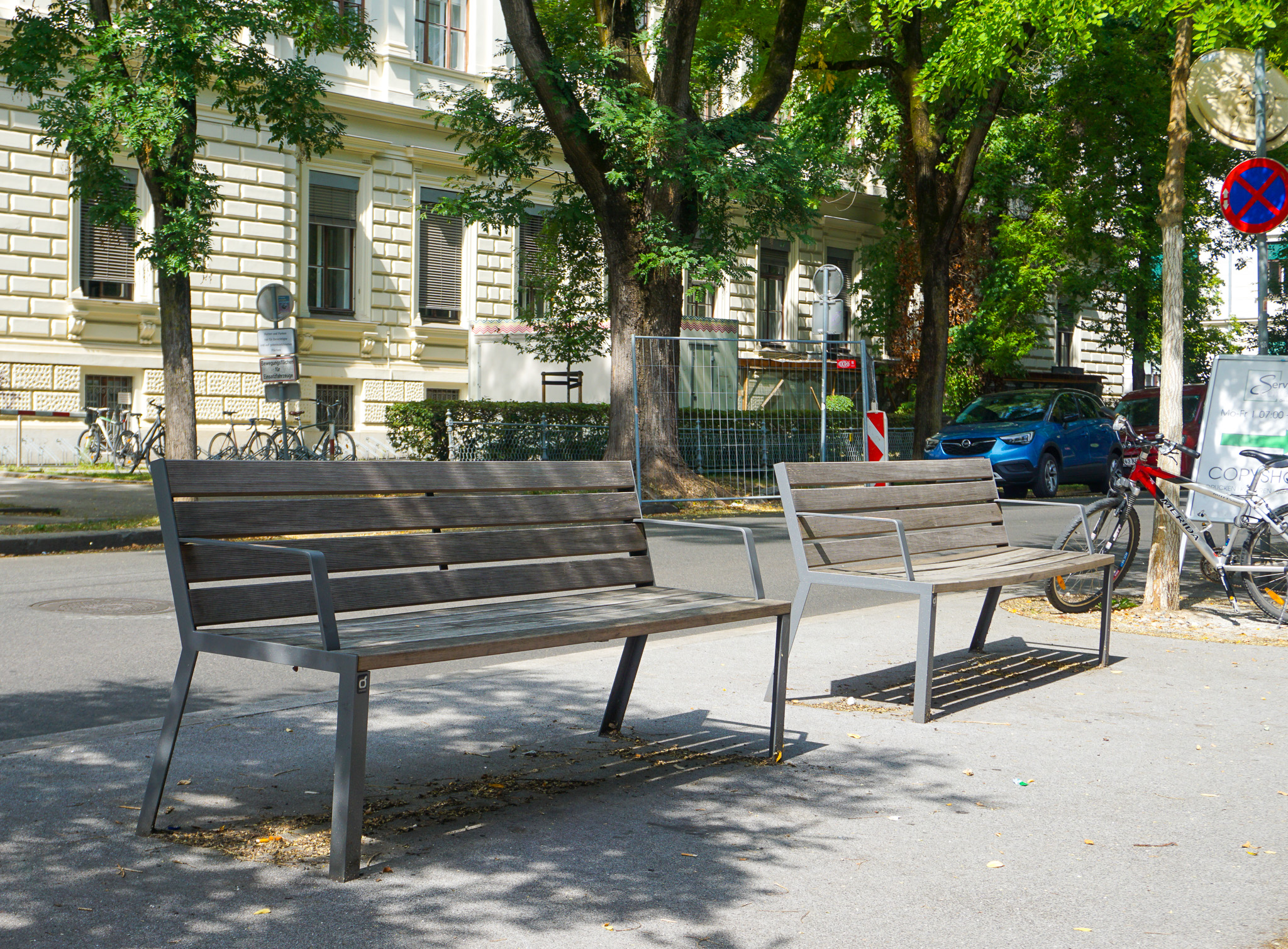Sitzbänke an der Universität vor dem Servicecenter