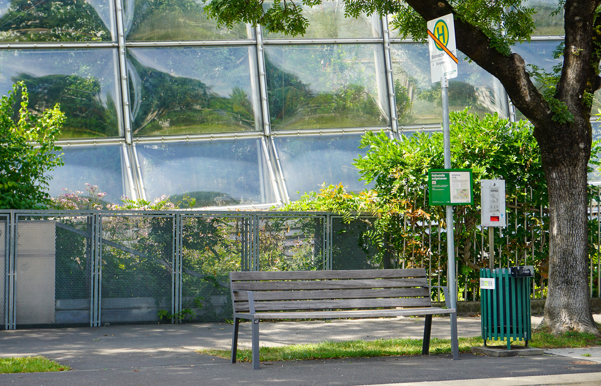 Sitzbank als Ergänzung des Haltestellenbereichs am botanischen Garten