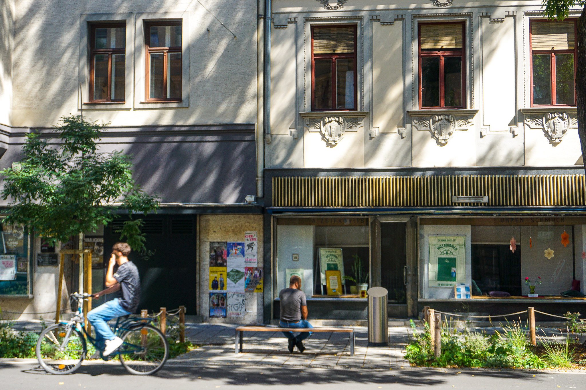 : Miramondo-Sitzbank im Schatten der großen Bestandbäume - Übergang zum Fahrradstreifen