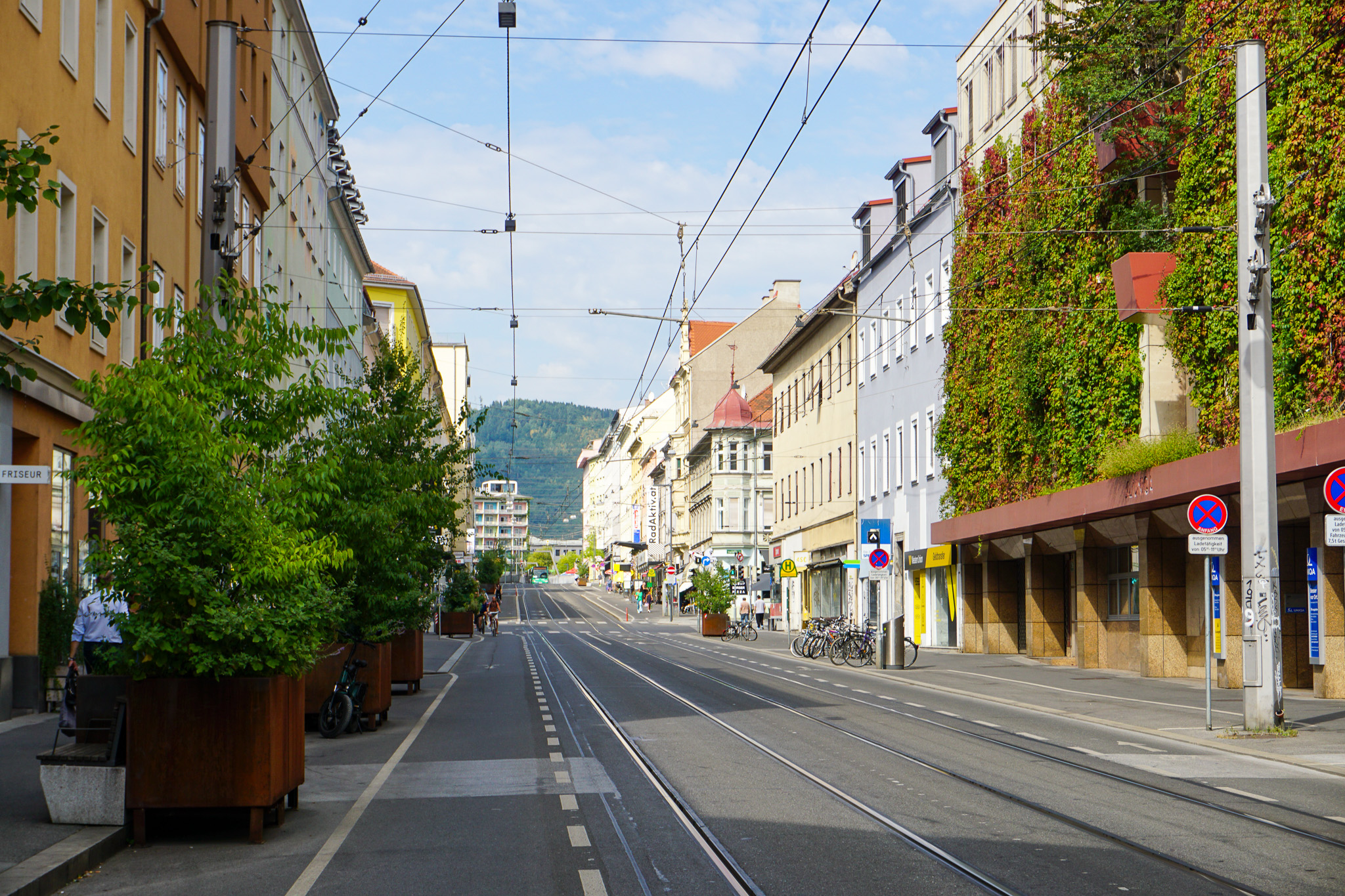 Intensiv genutzter neuer Fahrradstreifen stadteinwärts ausgehend vom Bahnhofsgürtel