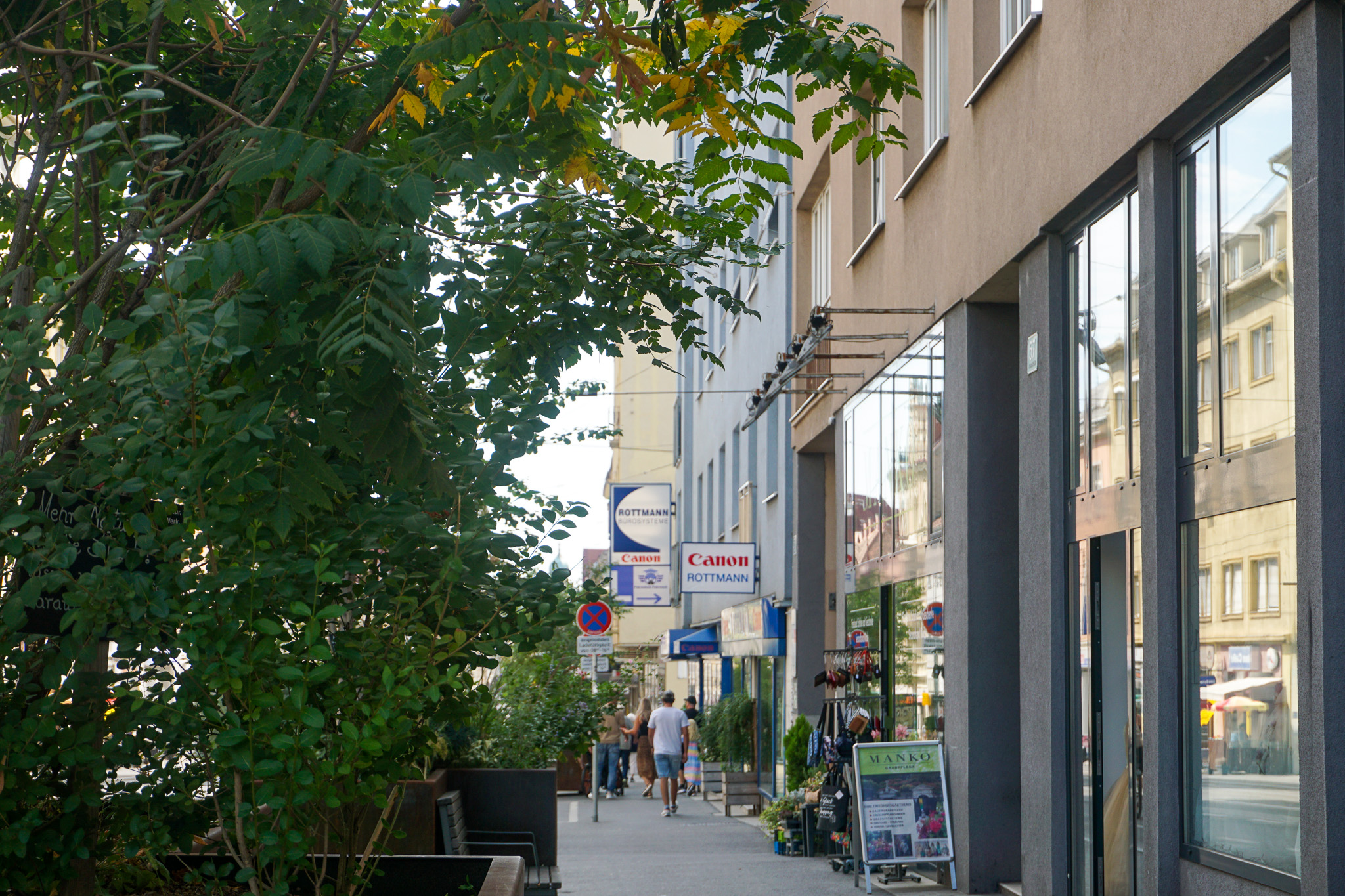 Sichtbarer positiver Einfluss der Begrünung auf die Wahrnehmung der Straße vom Gehsteig aus