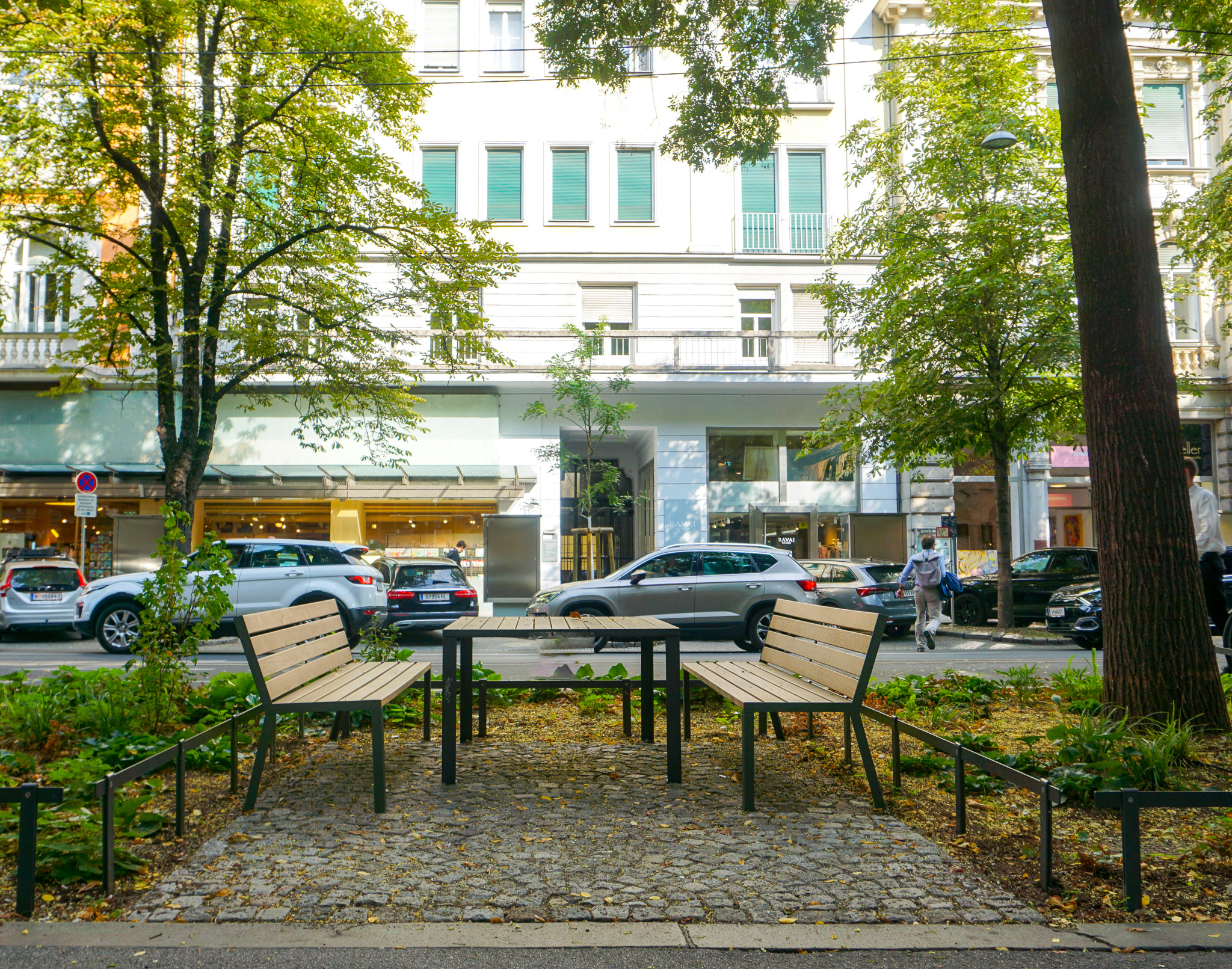 Sitzbankkombination mit einem Tisch