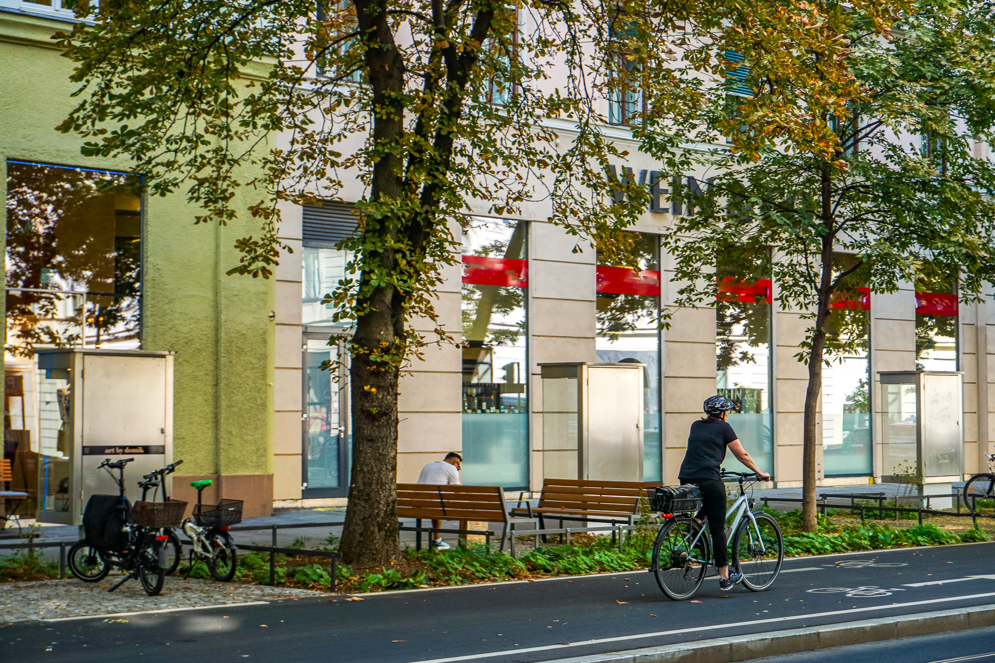 Klare Trennung von Radweg und Aufenthaltsbereich für Fußgänger:innen