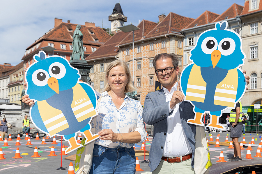 Ein Hoch auf Eule Alma und gegenseitigen Respekt: Vizebürgermeisterin Judith Schwentner und Verkehrsplanungsleiter Wolfgang Feigl eröffneten das Grazer Mobilitätsfest.