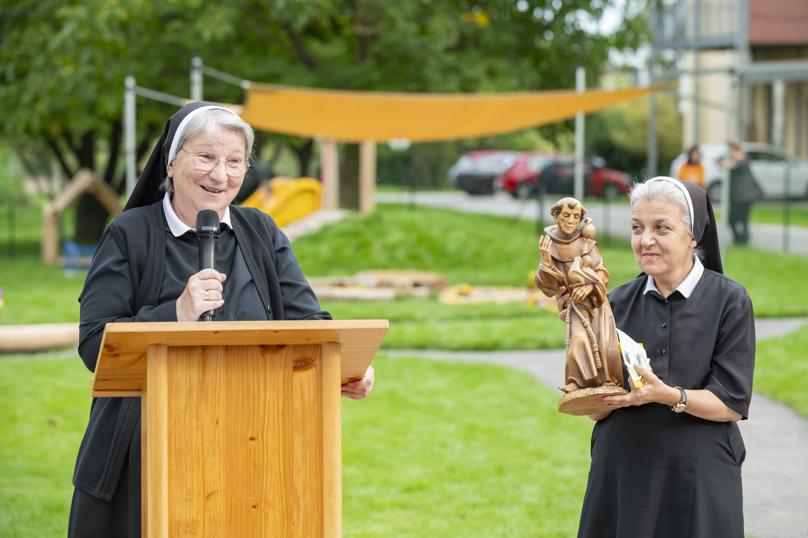 Provinzoberin Sonja Dolesch (l.) übergab gemeinsam mit einer Ordensschwester den Namespatron des Hauses: den heiligen Franziskus.