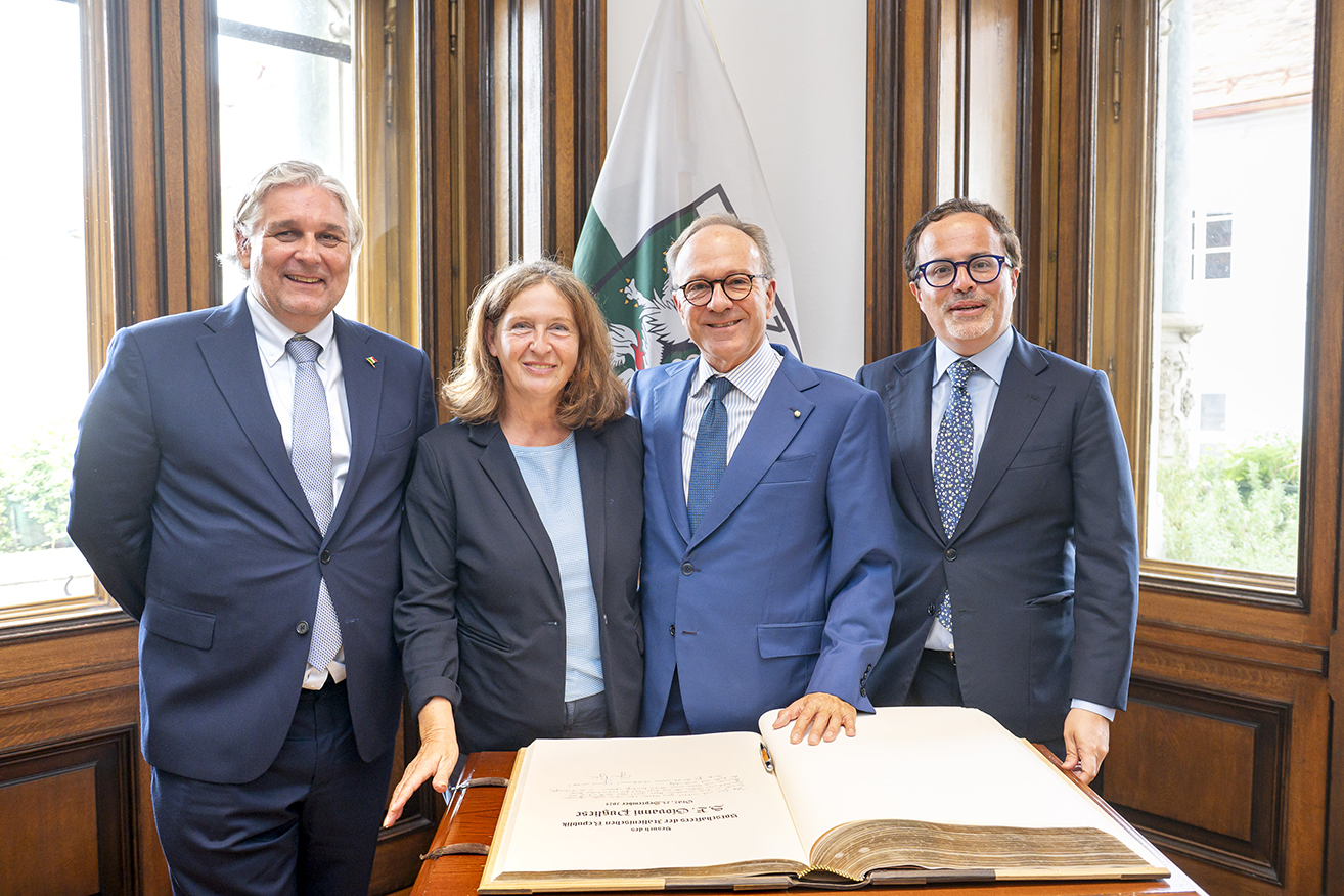 Bürgermeisterin Elke Kahr mit Honorarkonsul Bernhard Kügler (l.), Botschafter Giovanni Pugliese und seinem Stellvertreter, Botschaftsrat Gabriele De Stefano (r.).