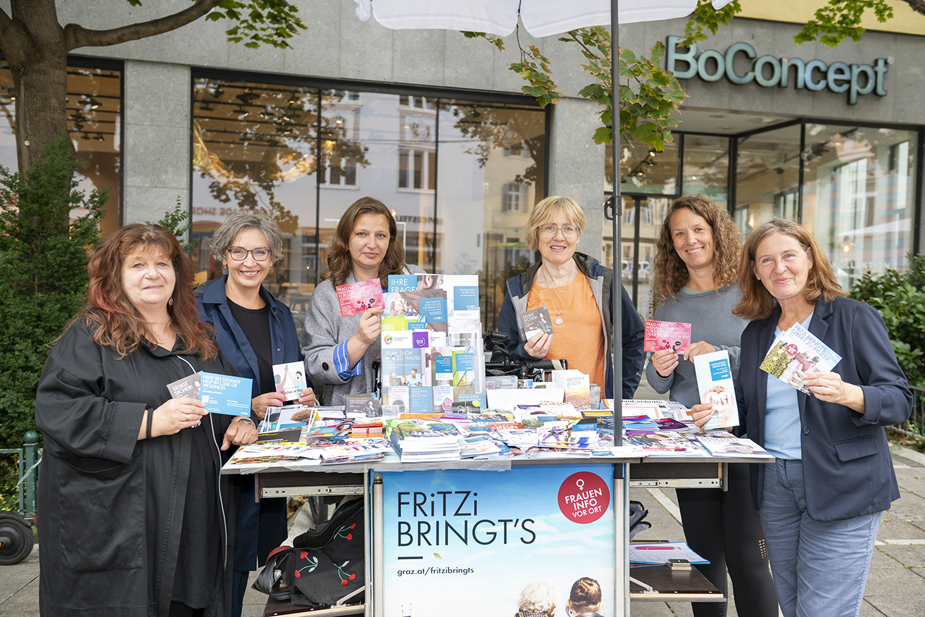 Bürgermeisterin Elke Kahr (r.) und Referatsleiterin Doris Kirschner (l.) mit  Team.