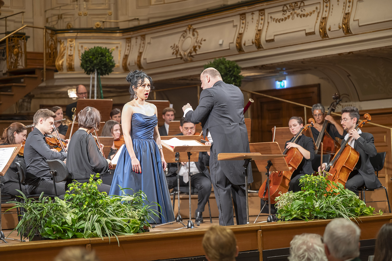 Festliche Klänge vom Ensemble Con Fuoco unter der Leitung von Matija Matijević, Gastsopranistin war Nataliia Ulasevych.