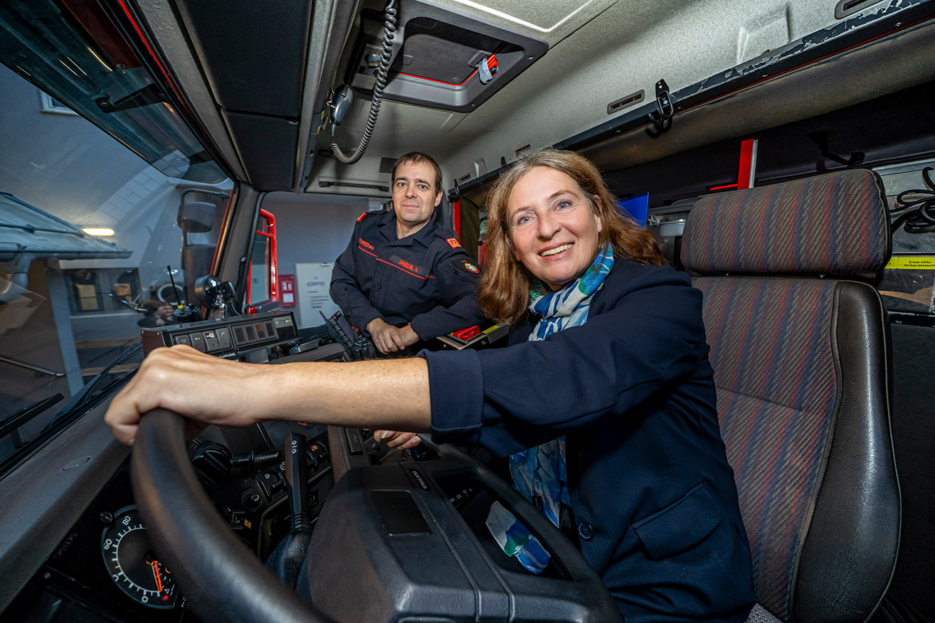 Bürgermeisterin Elke Kahr zeigte sich vom umfassend sanierten Hilflöschfahrzeug der Freiwilligen Feuerwehr Graz begeistert. Am Bild hinten: Kommandant Andreas Grinschgl.