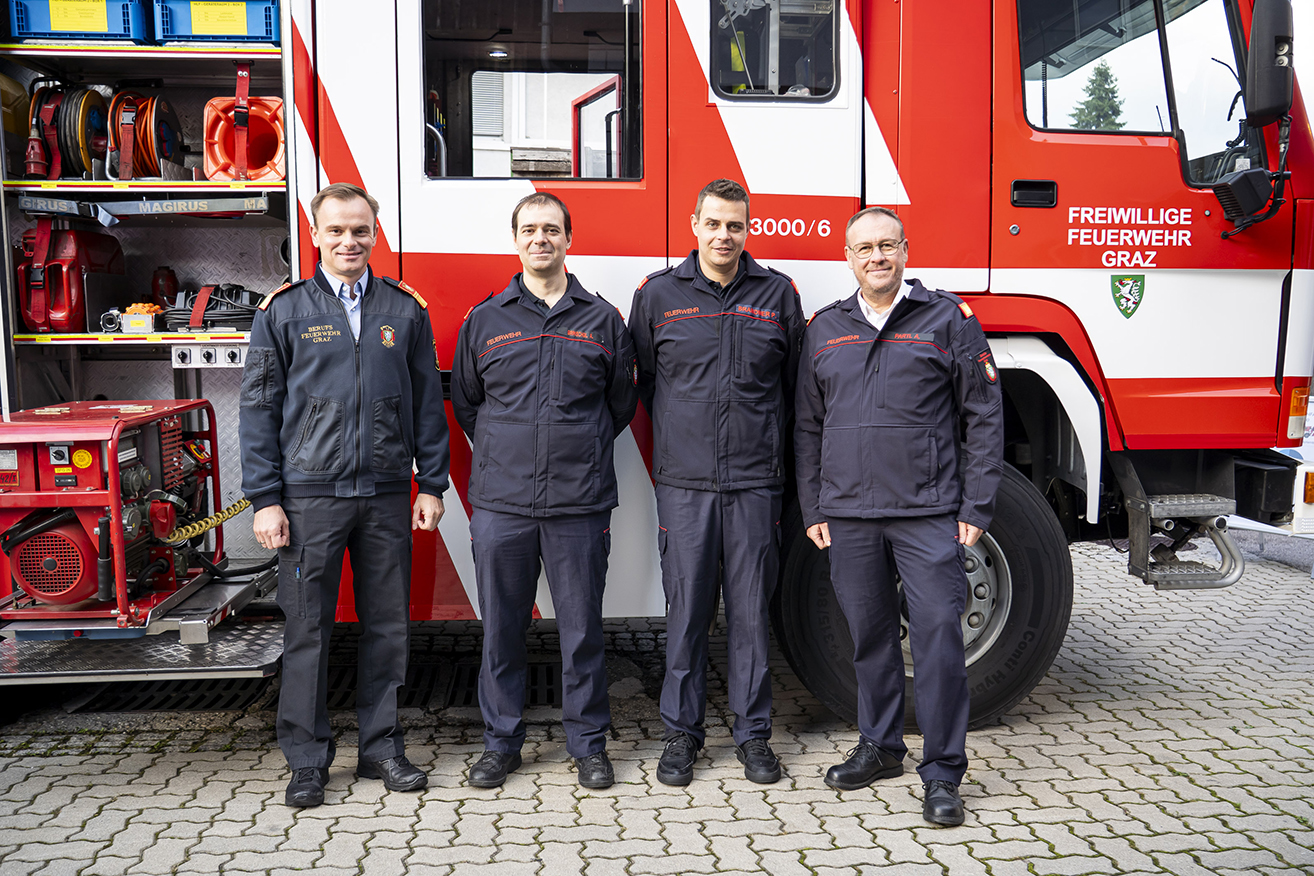 Stolz auf das neue Fahrzeug: Interims-Branddirektor Gernot Ranftl, HBI Andreas Grinschgl (Kommandant), OBI Patrick Brandner (Kommandant-Stv.), ABI Andreas Partl (stv. Bereichsfeuerwehr-Kommandant) 