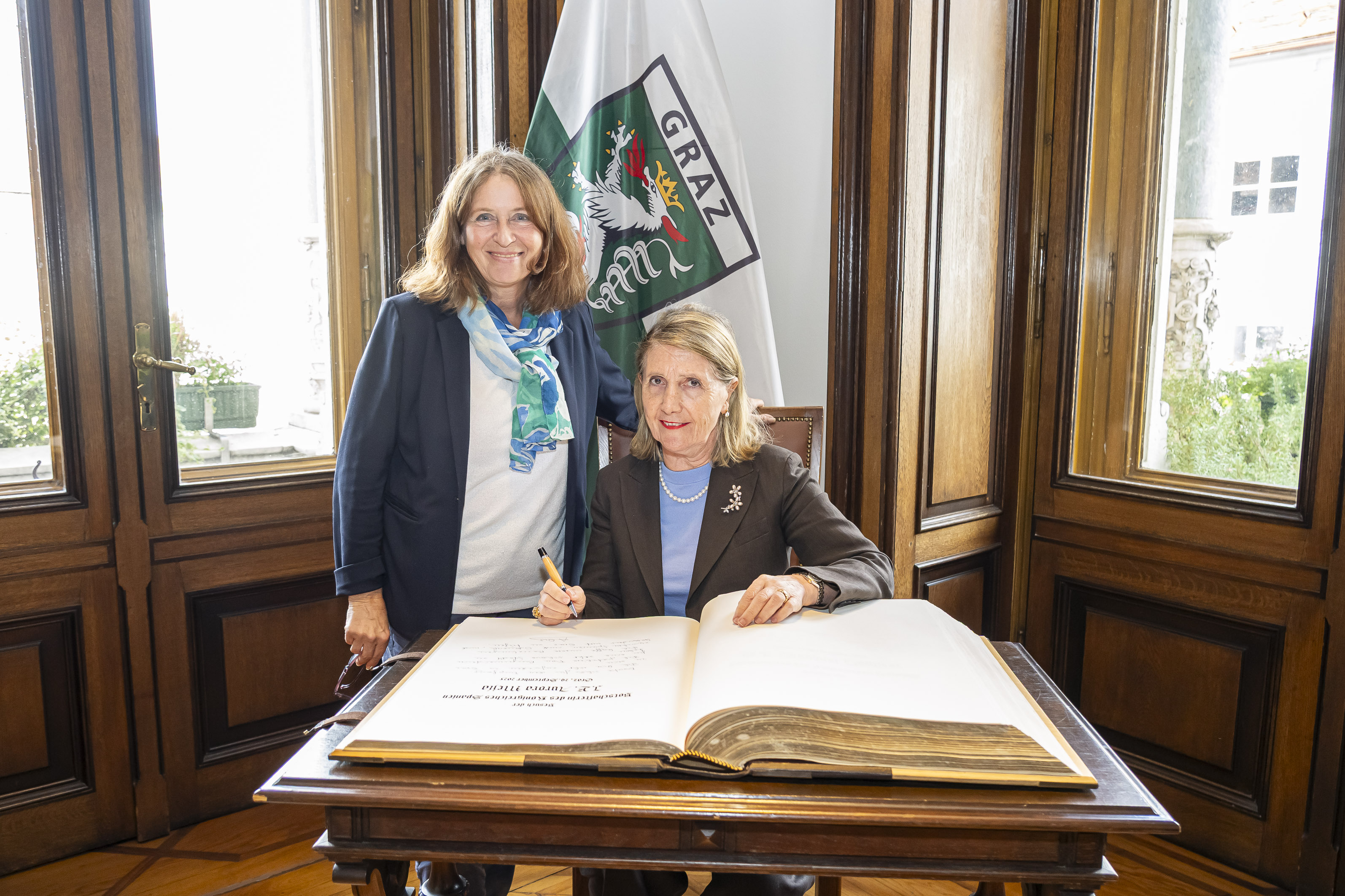Bürgermeisterin Elke Kahr (l.) empfing die Botschafterin des Königreichs Spaniens Aurora Mejía im Rathaus. © Stadt Graz/Fischer Bürgermeisterin Elke Kahr (l.) empfing die Botschafterin des Königreichs Spaniens Aurora Mejía im Rathaus.