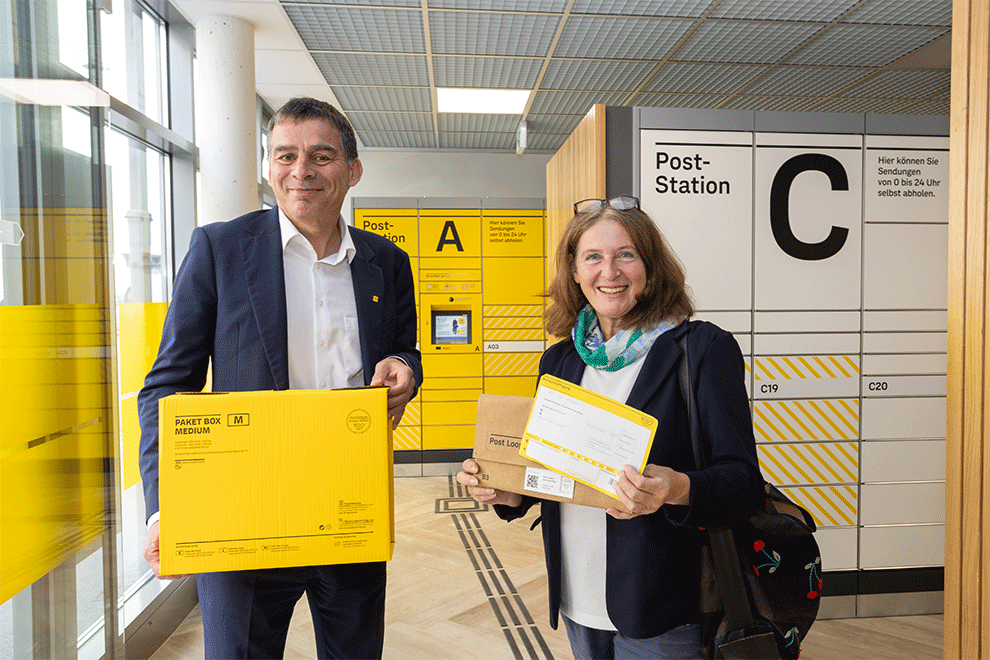 Peter Umundum, Generaldirektor-Stellvertreter Österreichische Post AG mit Bürgermeisterin Elke Kahr bei der Eröffnung der ersten 24/7 SB-Filiale in Graz.