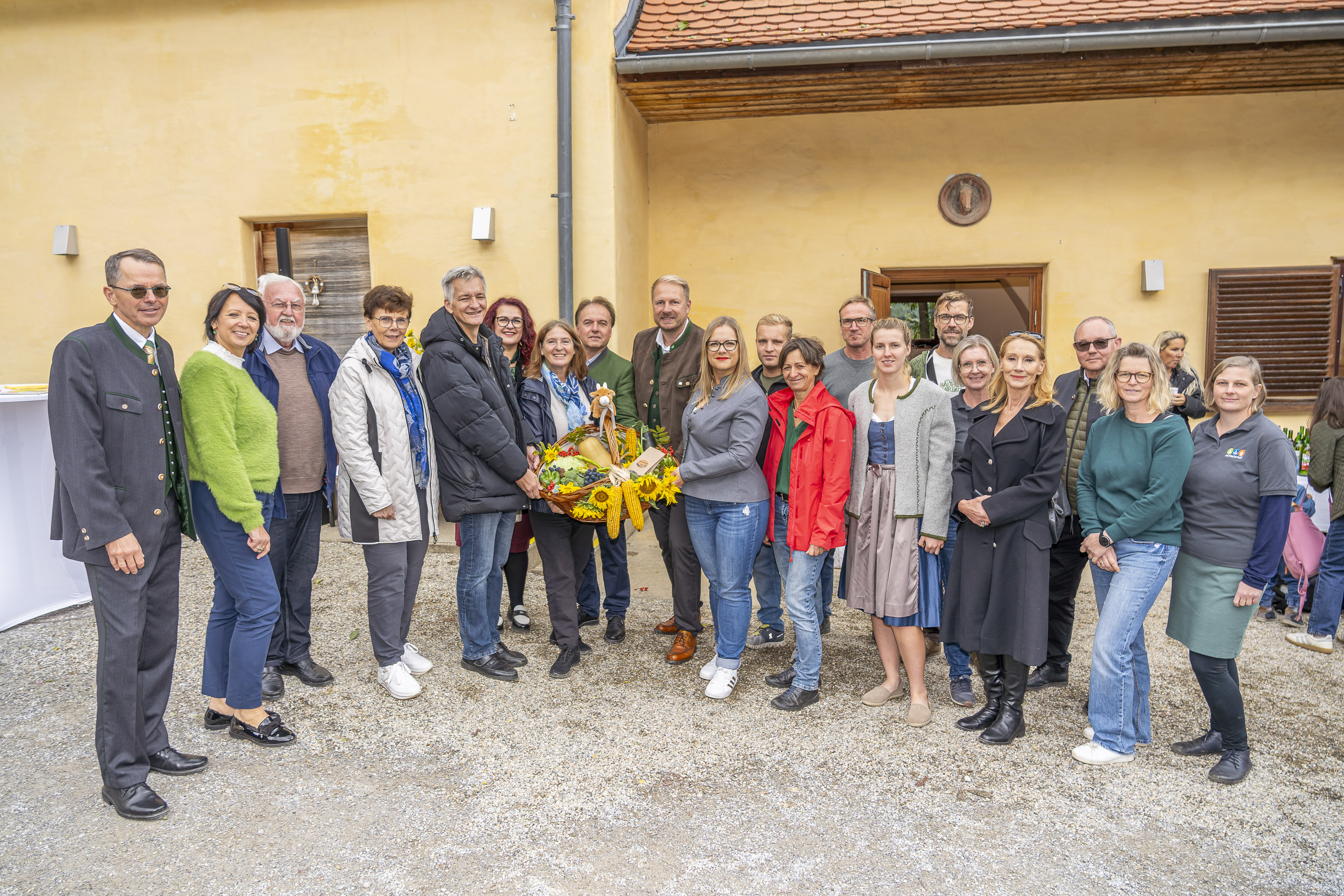 Großes Aufgebot an Politik, Mitarbeiter:innen und Kooperationspartnern beim Erntedankfest der GBG am Lusbtühel.