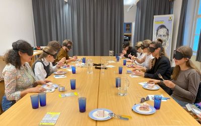 Beim "Blindverkosten" von Kuchen