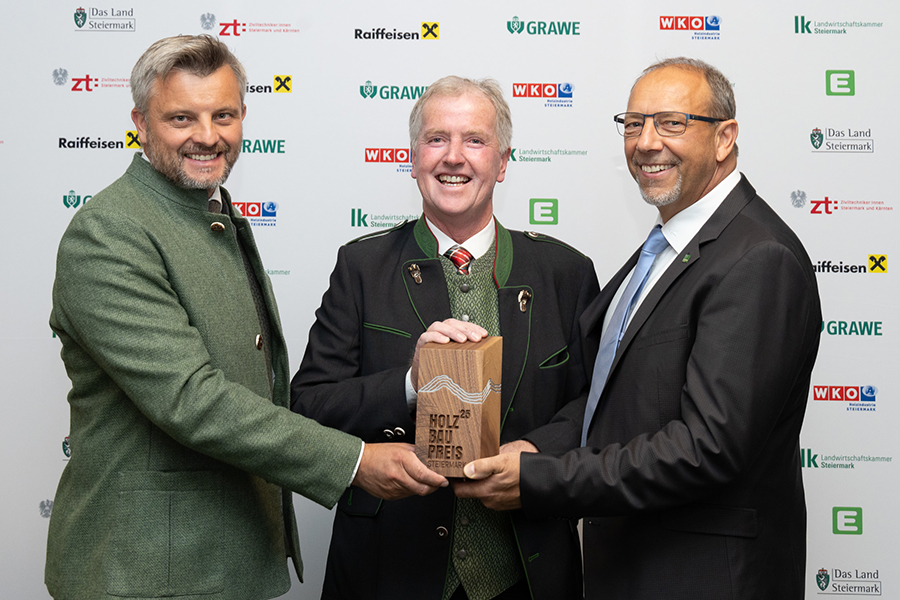 Die Auslober: Reinhard Hansmann, Landesinnungsmeister Holzbau, Paul Lang, Obmann proHolz Steiermark, und Bernhard Neubauer, „Besser mit Holz“-Obmann; v. l.