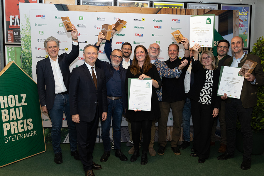 Holzbaupreis für die Stadt: Robert Rosenfelder, Rosenfelder & Höfler; Peter Trummer, Energie Steiermark; Reinhard Hansmann, Landesinnungsmeister Holzbau; Josef Hohensinn, Hohensinn Architektur; Johanna Reisinger, Hohensinn Architektur; Rainer Plösch, GBG; Winfried Ranz-Krainer, Stadt Graz, Abt. für Bildung und Integration;  Bernhard Pieber - Strobl Holzbau; Ingrid Frisch, Stadt Graz, Stadtbaudirektion; Michael Feichtinger – Strobl Holzbau, Johann Harrer, Strobl Bau, v. l.