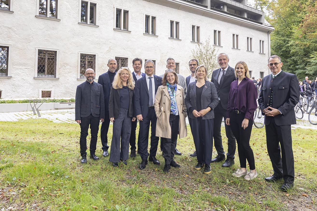 Feierten die Eröffnung des Jesuitenrefektoriums: Hanno Wisiak, Bezirksvorsteher Geidorf, Andreas Leb und Jasmin Leb-Idris, Architekt:innen, Stadtbauamtsdirektor Bertram Werle, Rektor Peter Riedler, Bgm.in Elke Kahr, StR Manfred Eber, Institutsleiter Sebastian Ruin, Vizebgm.in Judith Schwentner, StR Günter Riegler, Leistungssportlerin Sabine Payer und Günter Hirner, GF GBG (v.l.)