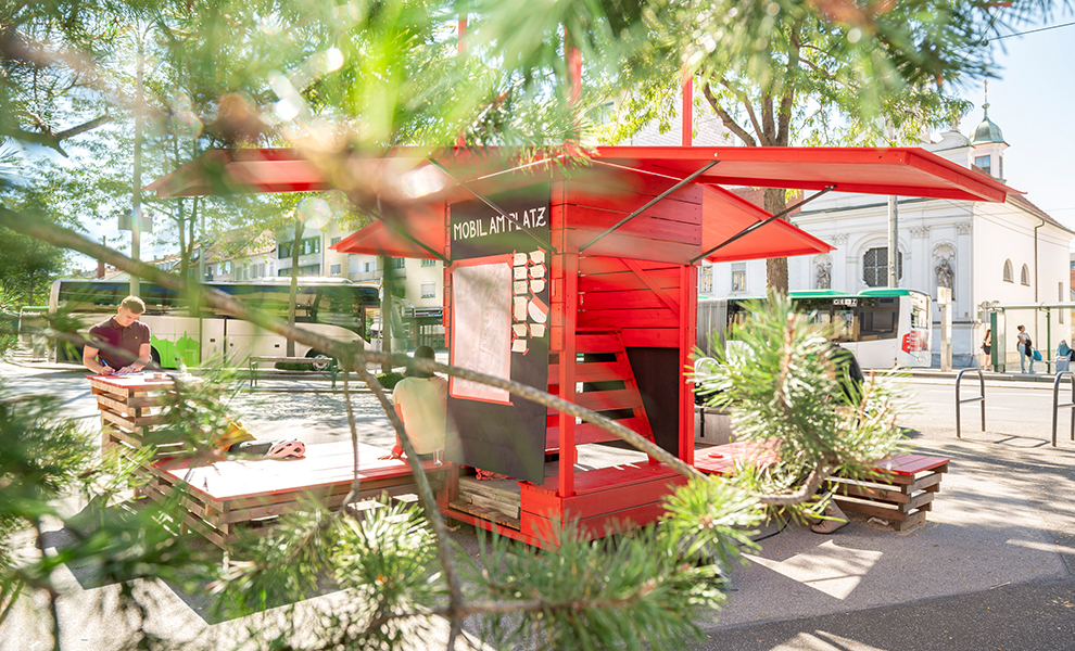 Treffpunkt: Der knallrote Kiosk entpuppte sich als Publikumsmagnet, wobei er mit seiner Flexibilität, den aufklappbaren Workshop-Plakaten und den Sitzgelegenheiten sowie dem Ausguck punktete. © Stadt Graz/Fischer Treffpunkt: Der knallrote Kiosk entpuppte sich als Publikumsmagnet, wobei er mit seiner Flexibilität, den aufklappbaren Workshop-Plakaten und den Sitzgelegenheiten sowie dem Ausguck punktete.