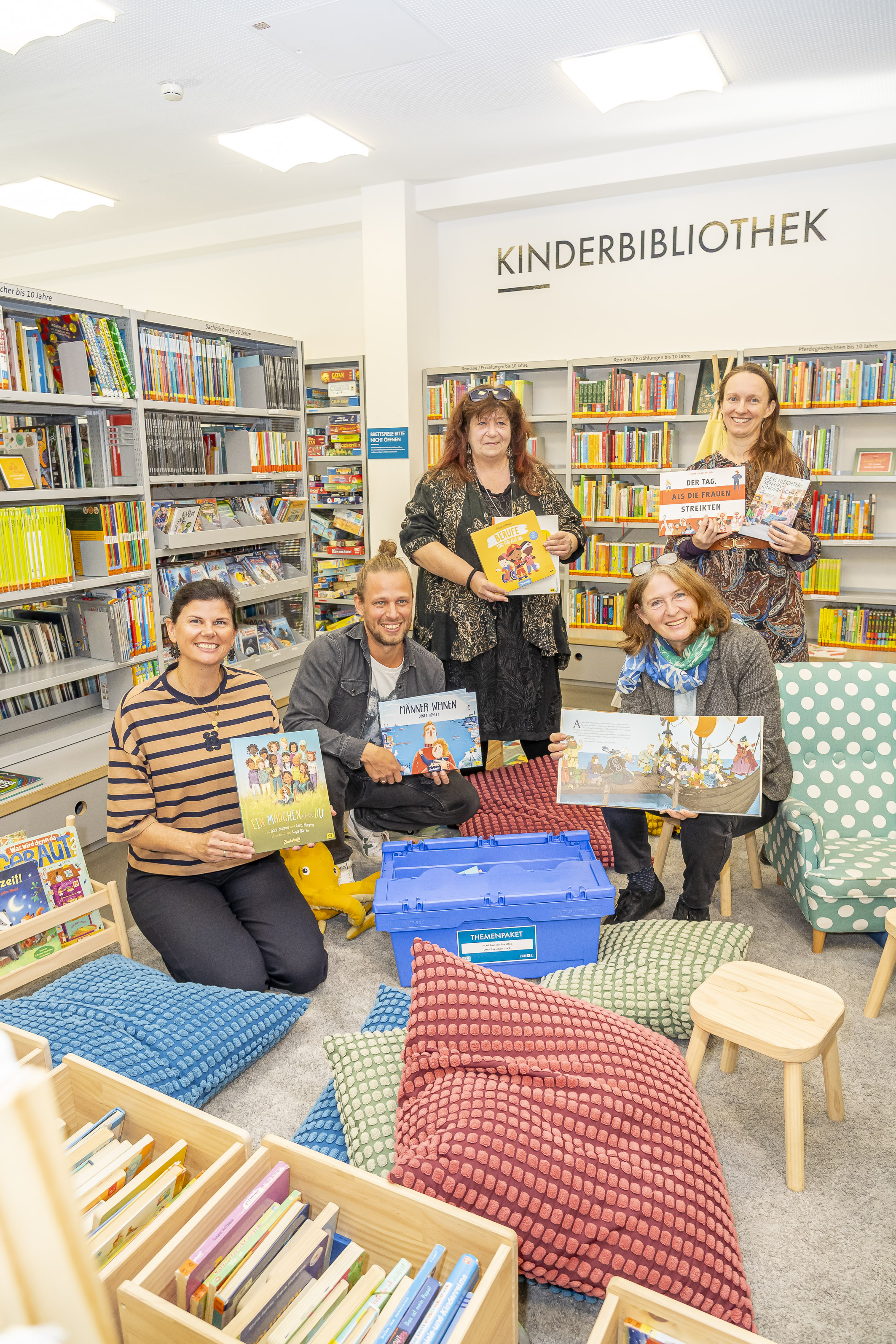 Geschlechtersensible Kinderbücher 13 (v. l.): Stadtbibliotheksleiterin Marie Therese Stampfl, Boris Miedl von der Stadtbibliothek, Doris Kirschner, Leiterin Referat Frauen & Gleichstellung, Bgm.in Elke Kahr, Melanie Berner, Frauenreferat. © Stadt Graz/Fischer Geschlechtersensible Kinderbücher 13 (v. l.): Stadtbibliotheksleiterin Marie Therese Stampfl, Boris Miedl von der Stadtbibliothek, Doris Kirschner, Leiterin Referat Frauen & Gleichstellung, Bgm.in Elke Kahr, Melanie Berner, Frauenreferat.