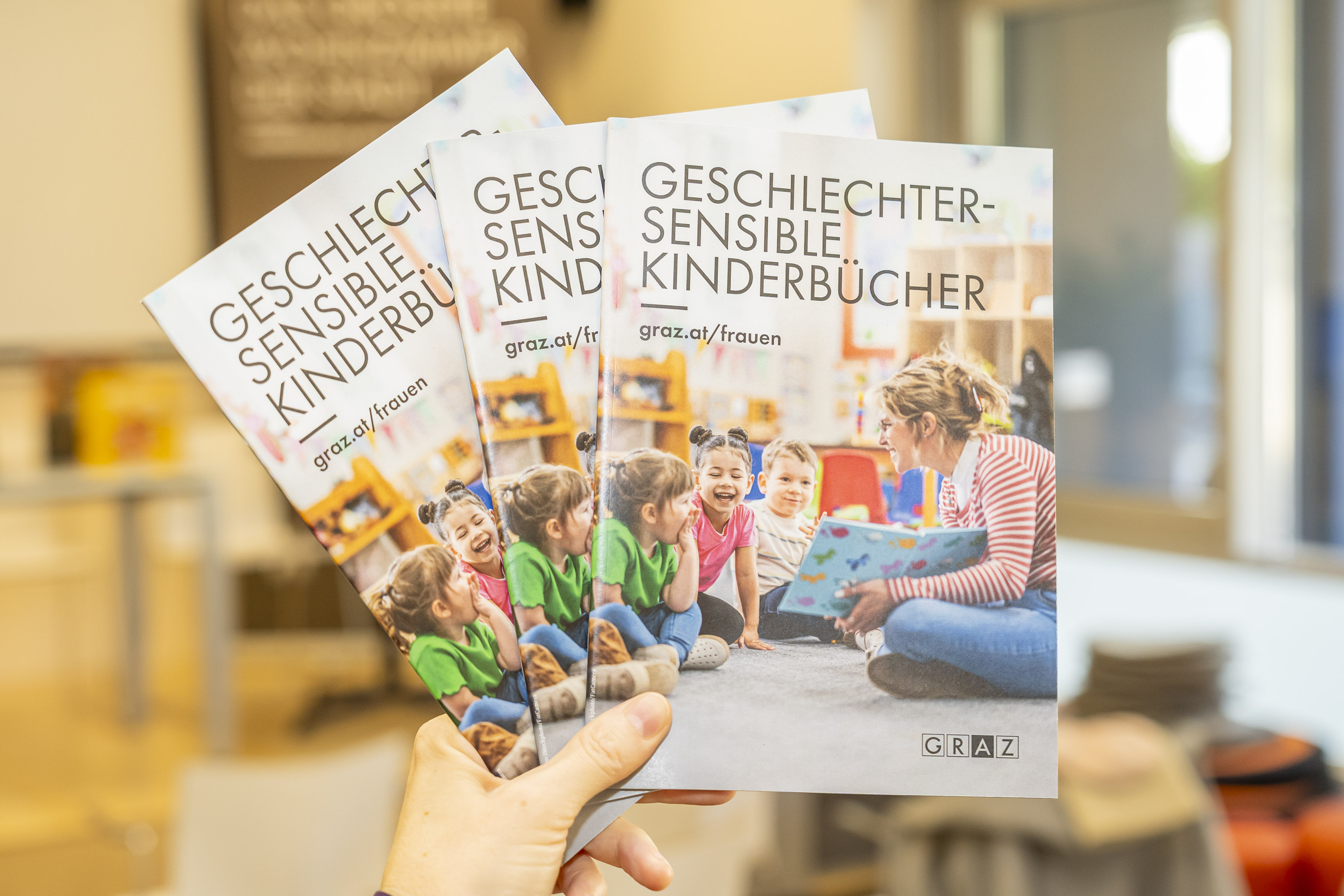 18 geschlechtersensible Kinderbücher mit Kurzbeschreibung für pädagogische Fachkräfte und Eltern in einer Broschüre © Stadt Graz/Fischer 18 geschlechtersensible Kinderbücher mit Kurzbeschreibung für pädagogische Fachkräfte und Eltern in einer Broschüre
