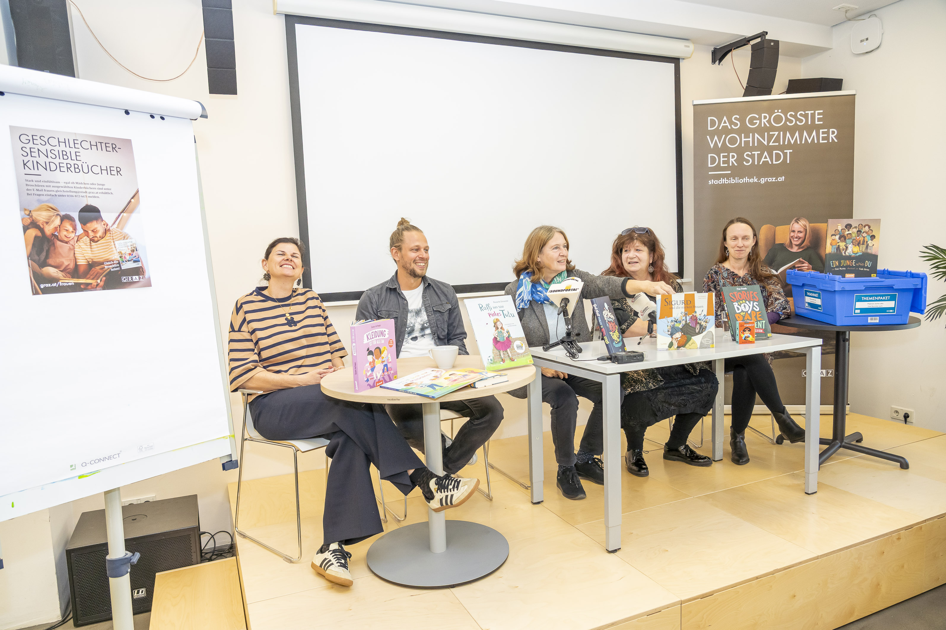 Im Vorfeld des Weltmädchentags wurde in der Stadtbibliothek Graz-Nord die neue Broschüre des Referats Frauen & Gleichstellung vorgestellt © Stadt Graz/Fischer Im Vorfeld des Weltmädchentags wurde in der Stadtbibliothek Graz-Nord die neue Broschüre des Referats Frauen & Gleichstellung vorgestellt