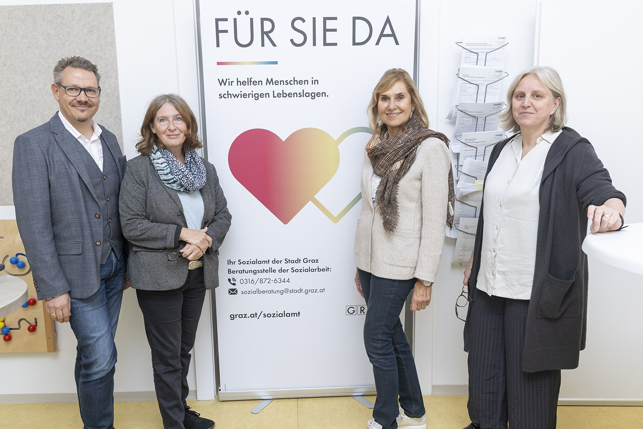 Pressekonferenz zum Sozialunterstützungsgesetz im Sozialamt, v. l.: Walter Purkarthofer (Fachbereichsleiter Sozialunterstützung), Bürgermeisterin Elke Kahr, Andrea Fink (Amtsleiterin Sozialamt), Eva Seiler (Fachbereichsleiterin Sozialarbeit, Soziale Dienste, Wohnen). © Stadt Graz/Fischer Pressekonferenz zum Sozialunterstützungsgesetz im Sozialamt, v. l.: Walter Purkarthofer (Fachbereichsleiter Sozialunterstützung), Bürgermeisterin Elke Kahr, Andrea Fink (Amtsleiterin Sozialamt), Eva Seiler (Fachbereichsleiterin Sozialarbeit, Soziale Dienste, Wohnen).