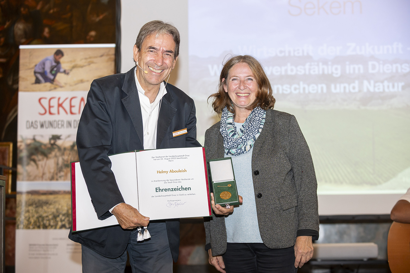 Bürgermeisterin Elke Kahr überreichte Helmy Abouleish das Goldene Ehrenzeichen der Stadt Graz. © Stadt Graz/Fischer Bürgermeisterin Elke Kahr überreichte Helmy Abouleish das Goldene Ehrenzeichen der Stadt Graz.