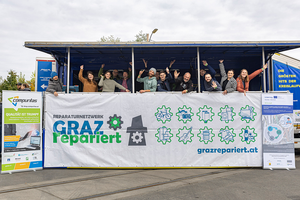 Das Reperaturnetzwerk "Graz repariert" präsentierte sich und zeigte vor Ort, wie man altes wieder in Schuss bekommt.