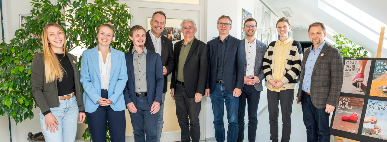 Die Klimakoordinator:innen der Städte Wien, Graz und Linz haben sich in Graz getroffen. V.l.n.r.: Magdalena Senger-Zacharias (Graz), Hanna Mayrhofer (Linz), Dominik Kreil (Linz), Andreas Januskovecz (Wien), Werner Prutsch (Graz), Martin Haidvogl (Graz), Thomas Eberhard (Wien), Liisa Andersen (Wien), Thomas Drage (Graz) © Stadt Graz/Foto Fischer Die Klimakoordinator:innen der Städte Wien, Graz und Linz haben sich in Graz getroffen. V.l.n.r.: Magdalena Senger-Zacharias (Graz), Hanna Mayrhofer (Linz), Dominik Kreil (Linz), Andreas Januskovecz (Wien), Werner Prutsch (Graz), Martin Haidvogl (Graz), Thomas Eberhard (Wien), Liisa Andersen (Wien), Thomas Drage (Graz)