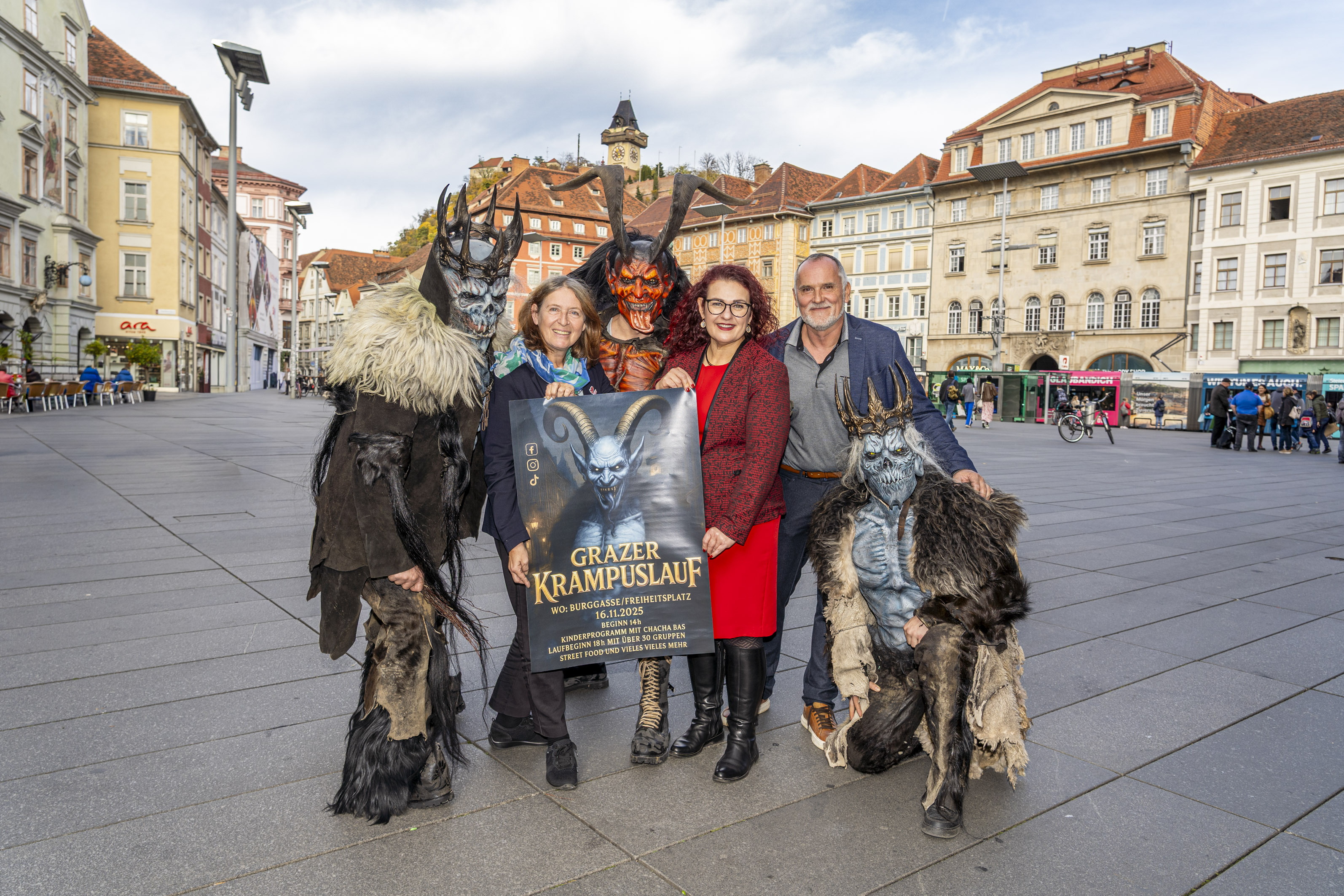 Bürgermeisterin Elke Kahr und Stadträtin Claudia Schönbacher mit den Veranstaltern René Neubauer (2.v.r.) und René Auersbacher, maskiert in der Mitte. © Stadt Graz/Fischer Bürgermeisterin Elke Kahr und Stadträtin Claudia Schönbacher mit den Veranstaltern René Neubauer (2.v.r.) und René Auersbacher, maskiert in der Mitte.