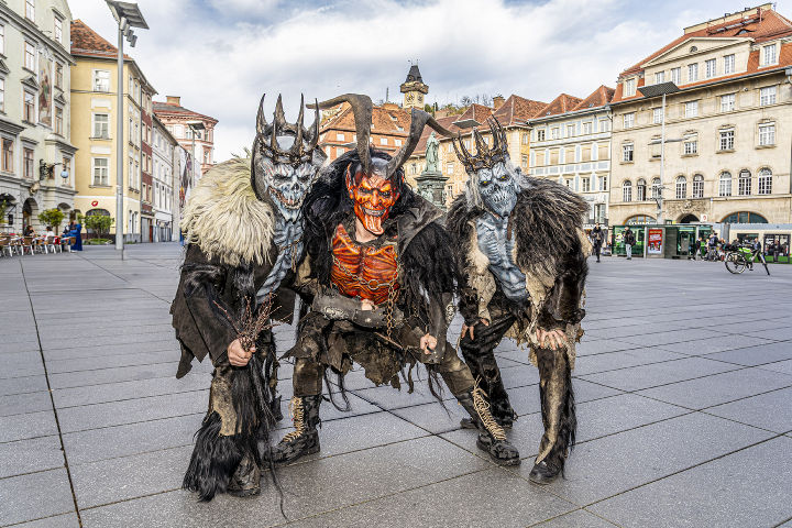 Krampusse am Hauptplatz