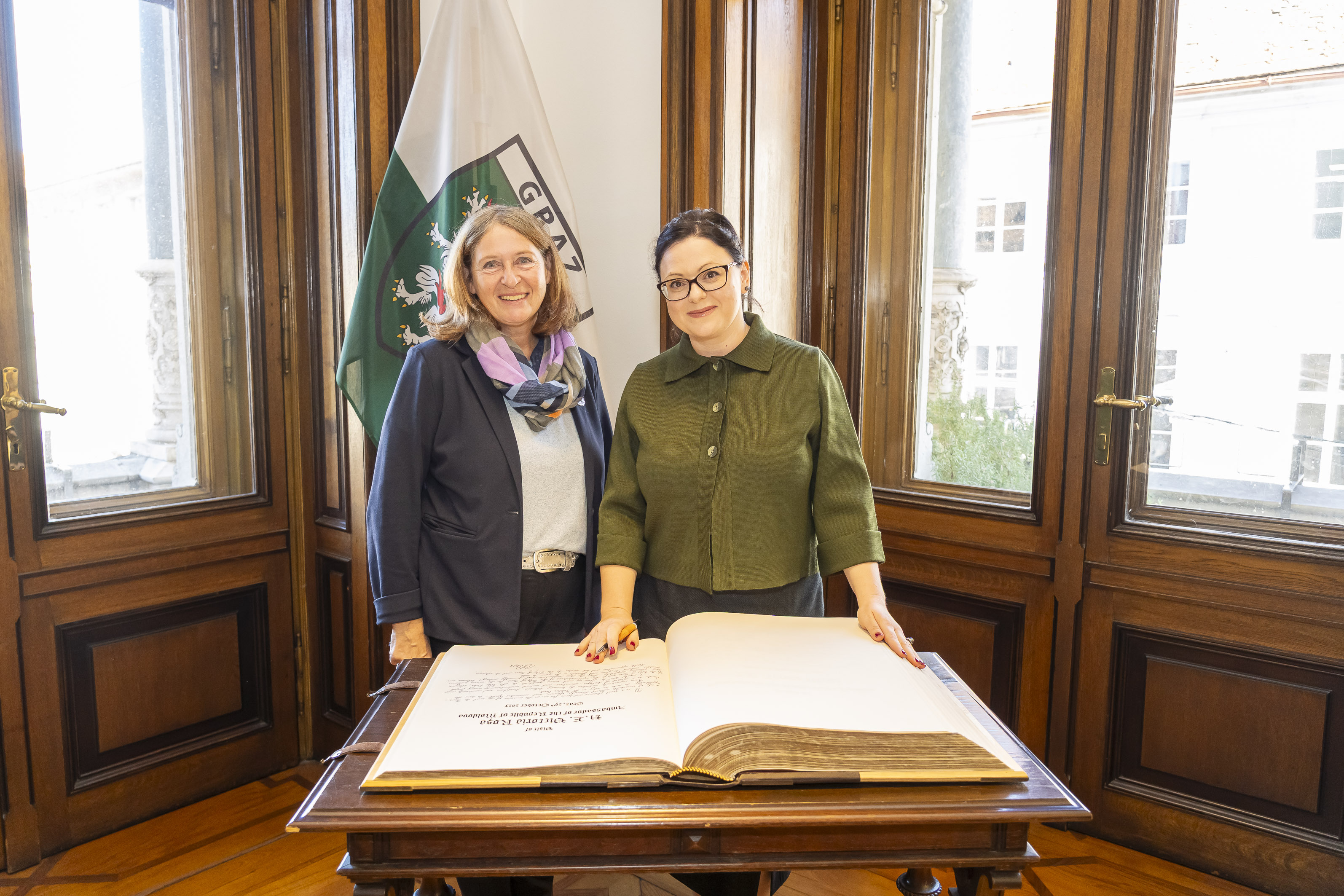 Die Botschafterin der Republik Moldau, Victoria Rosa, mit Bürgermeisterin Elke Kahr vor dem Goldenen Buch der Stadt Graz. © Stadt Graz/Fischer Die Botschafterin der Republik Moldau, Victoria Rosa, mit Bürgermeisterin Elke Kahr vor dem Goldenen Buch der Stadt Graz.