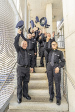 Die neun Neuen - die Kappen werden natürlich nur einmal, fürs Foto, geworfen.  © Stadt Graz/Foto Fischer Die neun Neuen - die Kappen werden natürlich nur einmal, fürs Foto, geworfen.