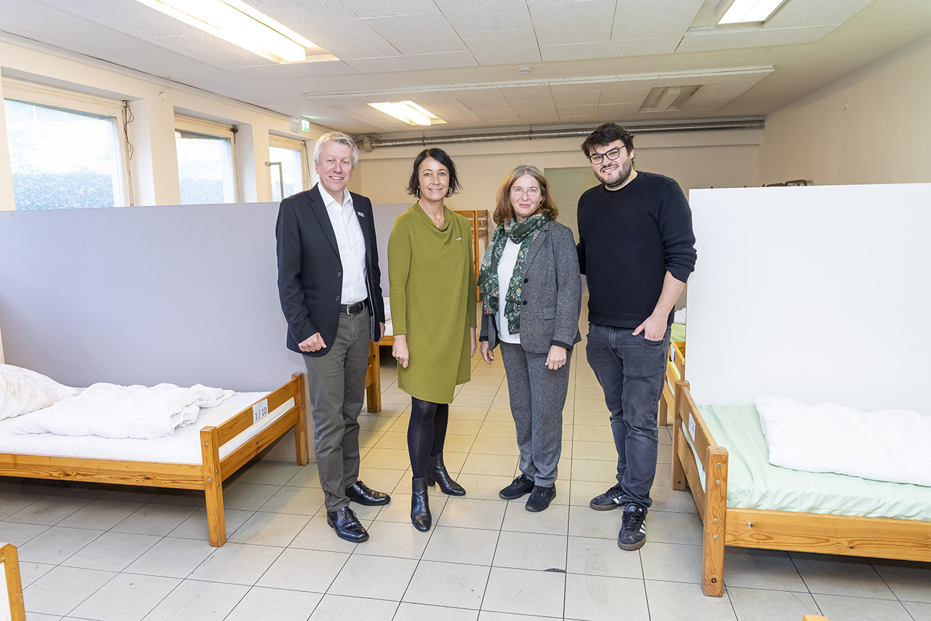 Am 11. 11. wird die Notschlafstelle der Caritas mit 36 Betten geöffnet. Bei einer Pressekonferenz betonten Caritas-Vizedirektor Thomas Ferk, VinziWerke-Österreich-Obfrau Martina Schröck, Bürgermeisterin Elke Kahr und Notschlafstellen-Leiter Jakob Url (v. l.) die Notwendigkeit solcher Einrichtungen. © Stadt Graz/Fischer Am 11. 11. wird die Notschlafstelle der Caritas mit 36 Betten geöffnet. Bei einer Pressekonferenz betonten Caritas-Vizedirektor Thomas Ferk, VinziWerke-Österreich-Obfrau Martina Schröck, Bürgermeisterin Elke Kahr und Notschlafstellen-Leiter Jakob Url (v. l.) die Notwendigkeit solcher Einrichtungen.