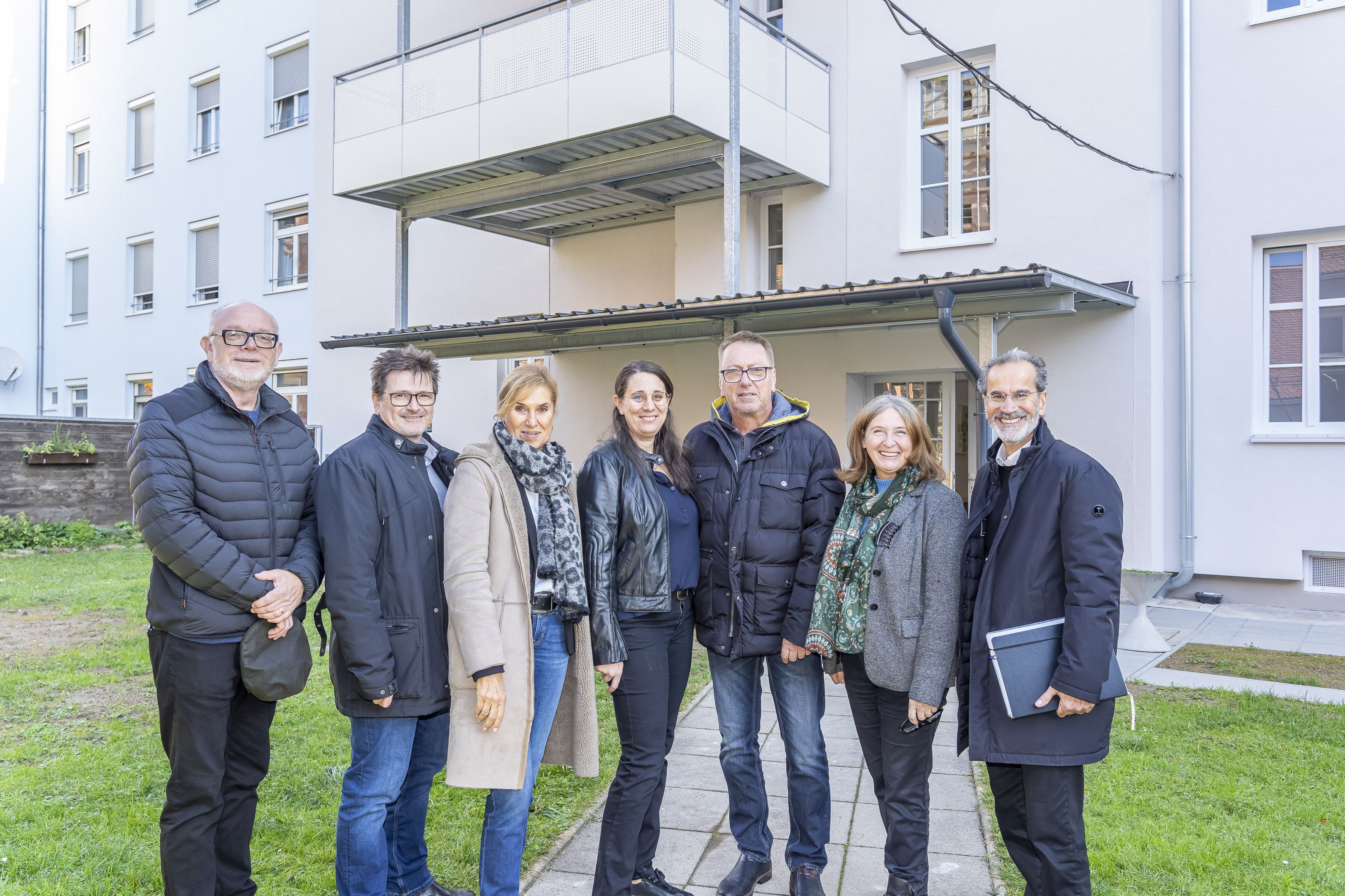 Rainer Plösch (GBG), Rudolf Peer (GBG), Sozialamtsleiterin Andrea Fink, Sabine Rauter (Leiterin Männerwohnhaus), Andreas Kappel (Betreuer im Männerwohnhaus), Bürgermeisterin Elke Kahr und Saman Zandi (GBG) (v. l.) bei der Pressekonferenz im Innenhof des Wohnhauses für Männer. © Stadt Graz/Fischer Rainer Plösch (GBG), Rudolf Peer (GBG), Sozialamtsleiterin Andrea Fink, Sabine Rauter (Leiterin Männerwohnhaus), Andreas Kappel (Betreuer im Männerwohnhaus), Bürgermeisterin Elke Kahr und Saman Zandi (GBG) (v. l.) bei der Pressekonferenz im Innenhof des Wohnhauses für Männer.